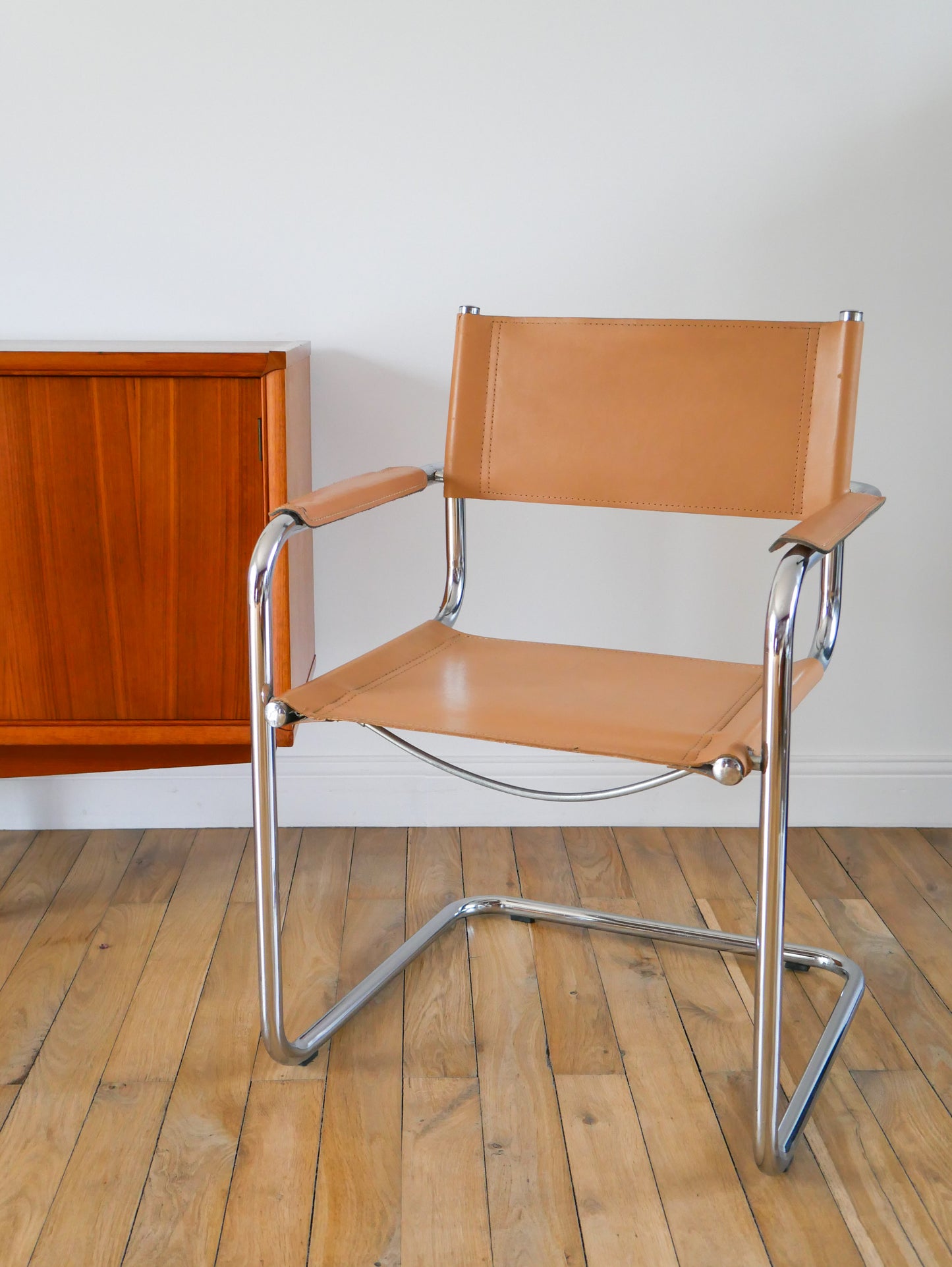 Fauteuil tubulaire en croute de cuir Cantilever beige et chrome dans le goût de Mart Stam & Marcel Breuer s34, 1970