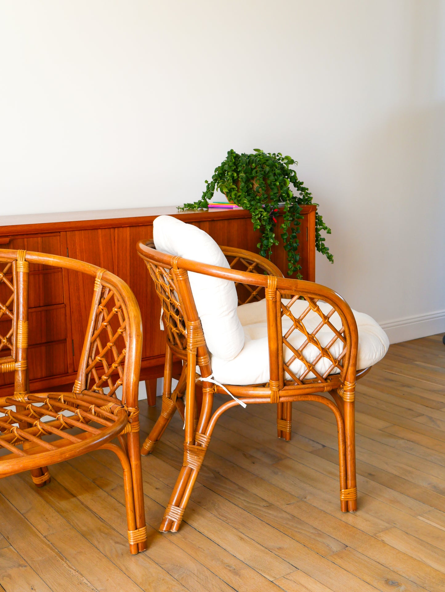Paire de fauteuils coquille en rotin et bambou avec coussins en lin, 1960