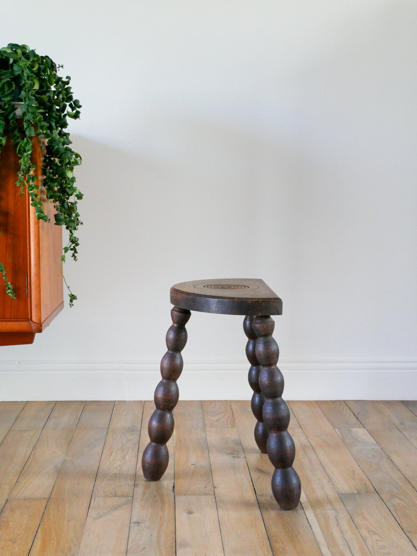 Tabouret tripode en bois perlé, brutaliste, 1970 - 41 X 38 X 21 cm