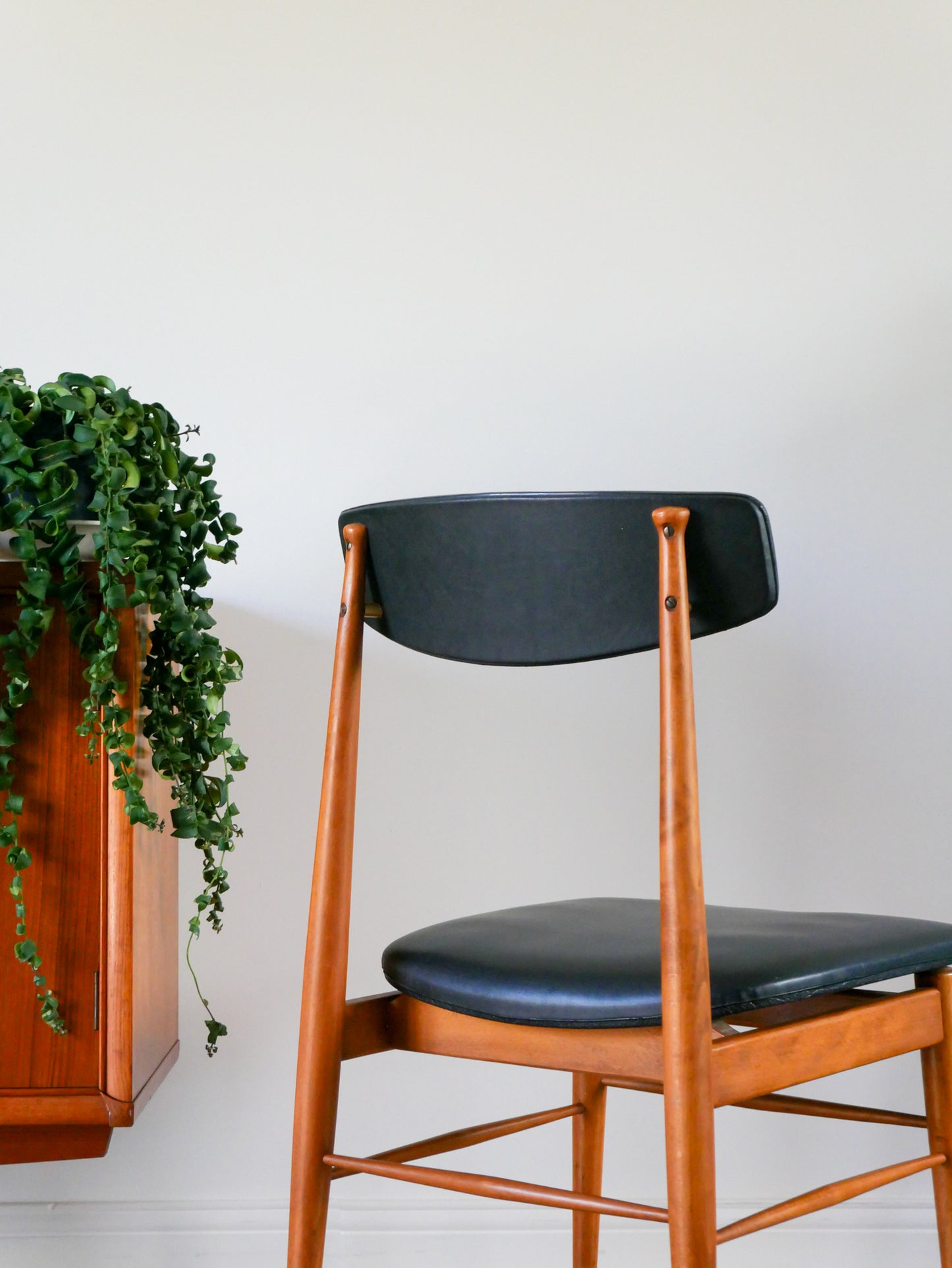 Chaise scandinave en teck et skaï, Noir, Design Danois, 1960