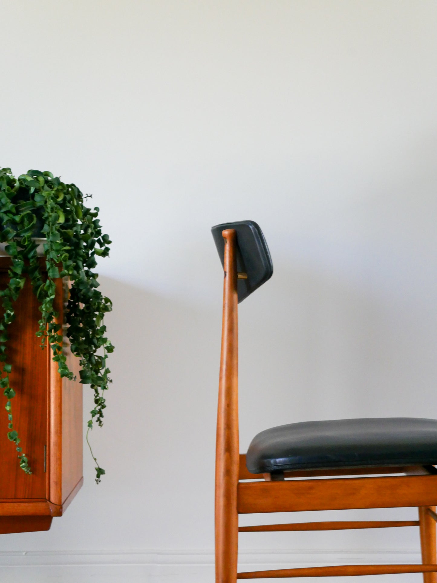 Chaise scandinave en teck et skaï, Noir, Design Danois, 1960
