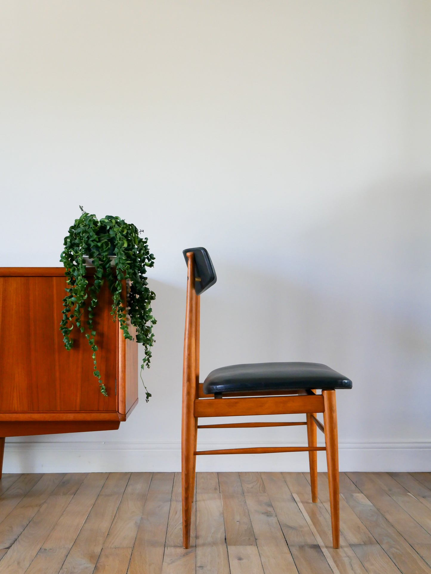 Chaise scandinave en teck et skaï, Noir, Design Danois, 1960