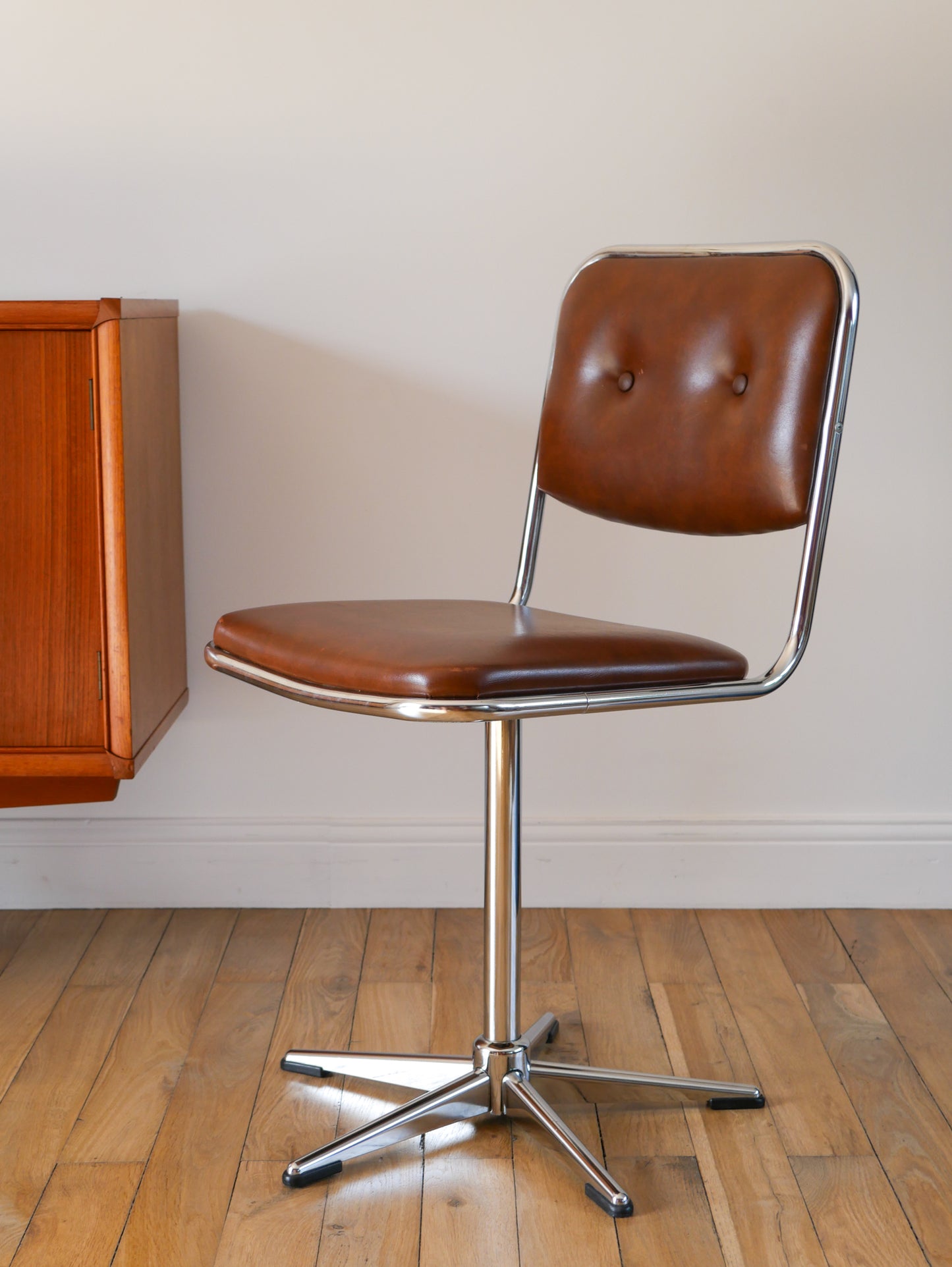 Paire de chaises pivoantes de bureau en chrome et skaï, Marron, Design, 1970