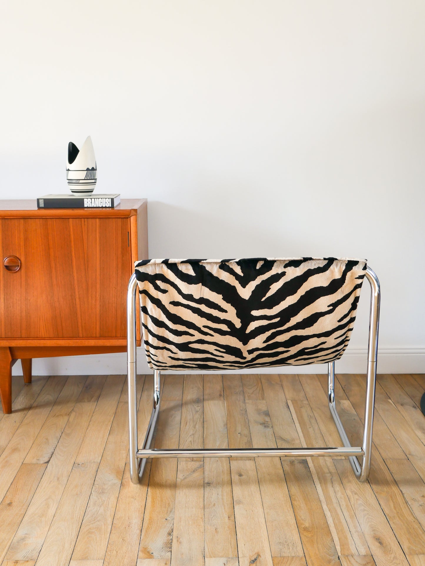 Lounge chair / fauteuil tubulaire piètements en chrome, retapissé en tissus Zèbre, Noir et Beige, par Michel Boyer, Design, 1970