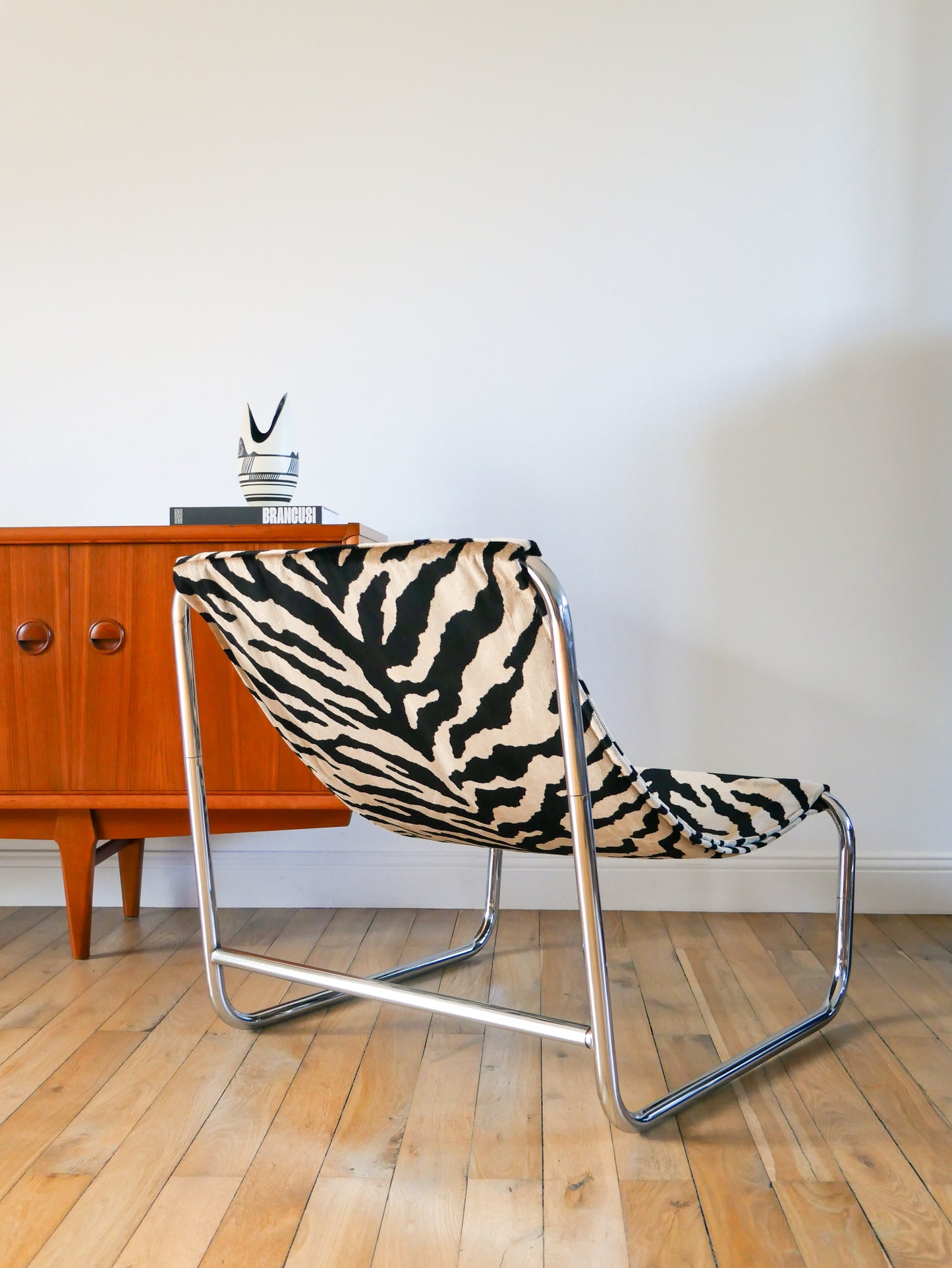 Lounge chair / fauteuil tubulaire piètements en chrome, retapissé en tissus Zèbre, Noir et Beige, par Michel Boyer, Design, 1970