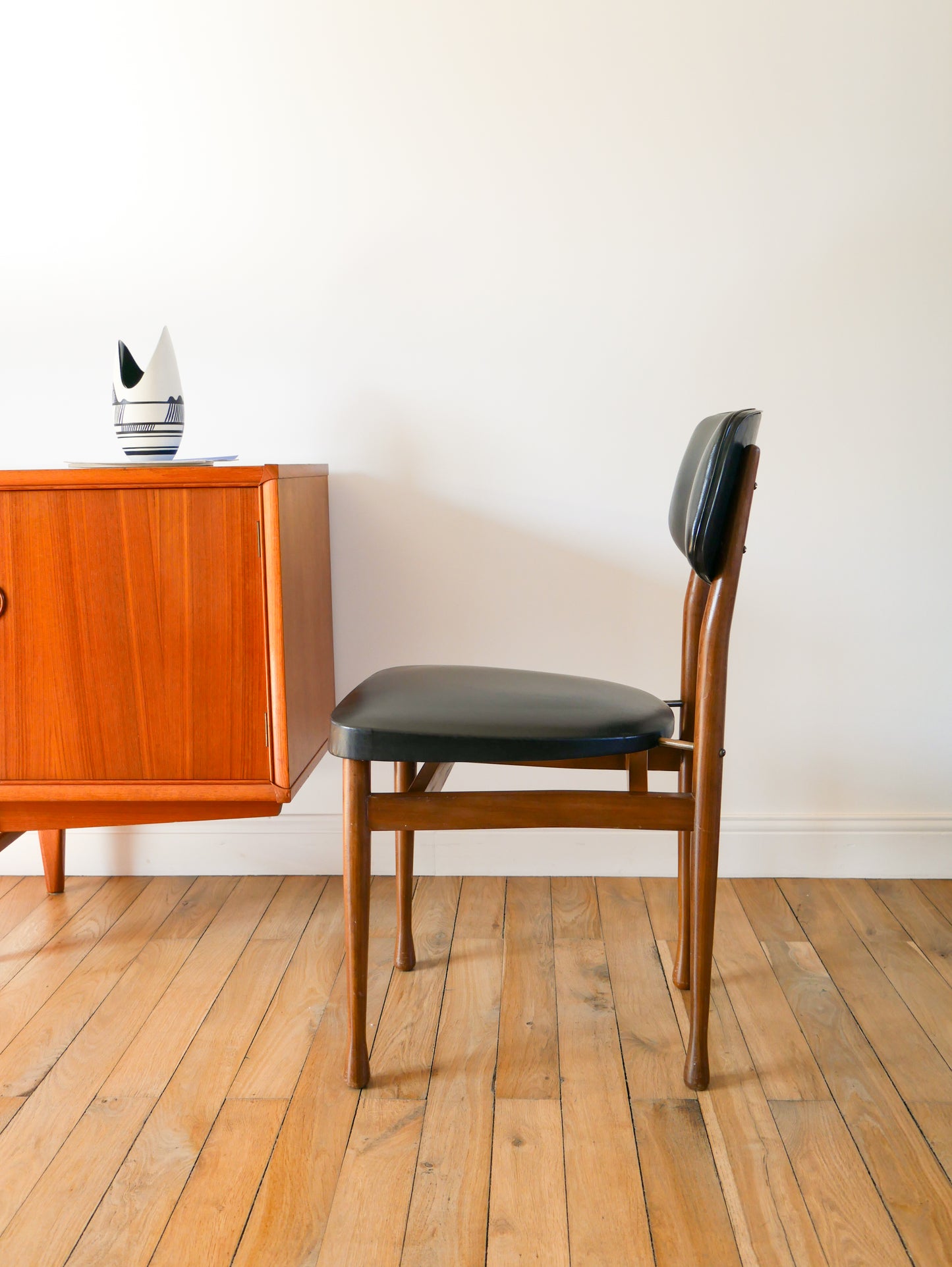 Ensemble de 4 chaises scandinave en bois de hêtre et skaï Noir, Made in Denmark, 1960