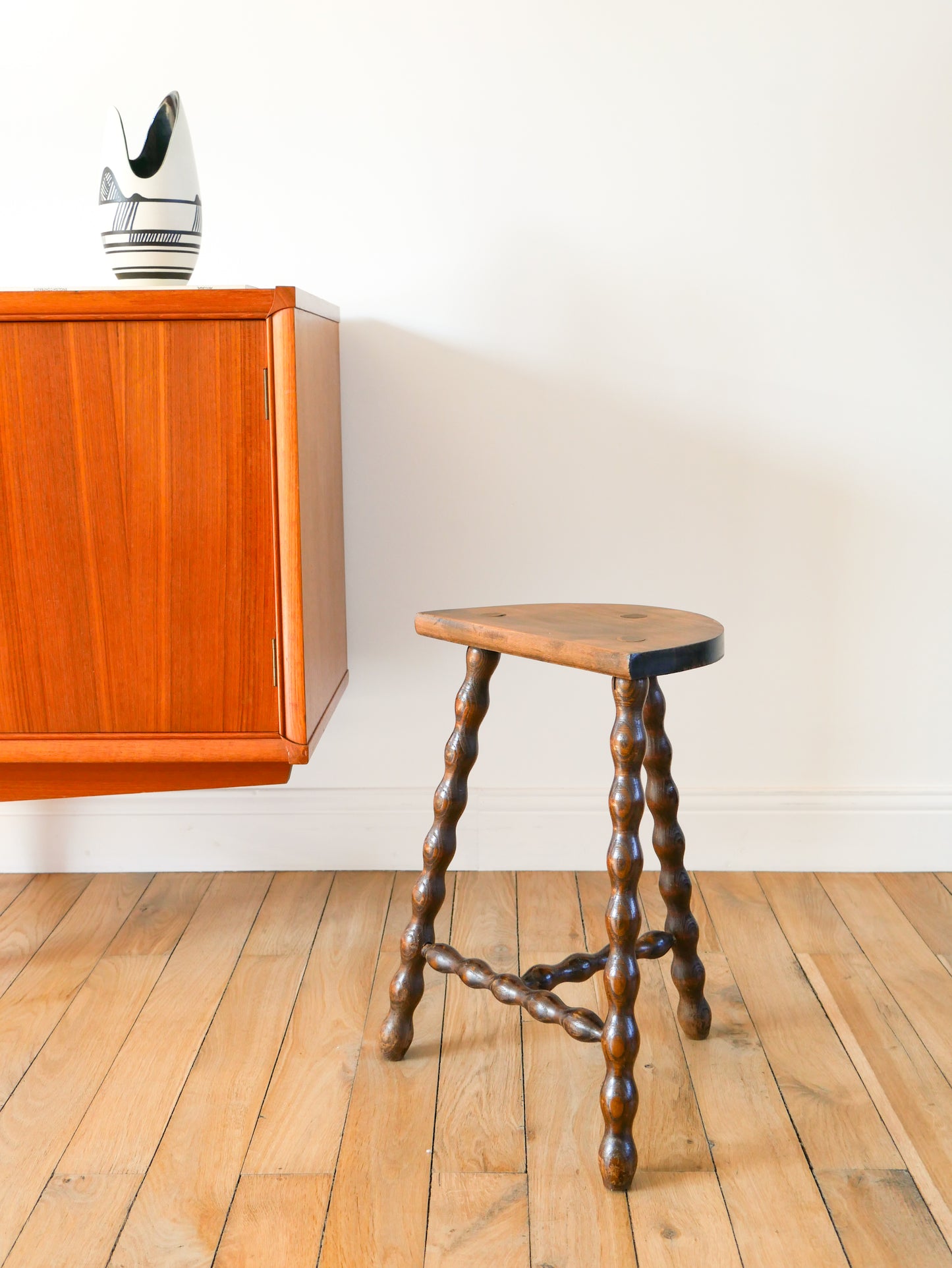Tabouret tripode en bois perlé, 1940