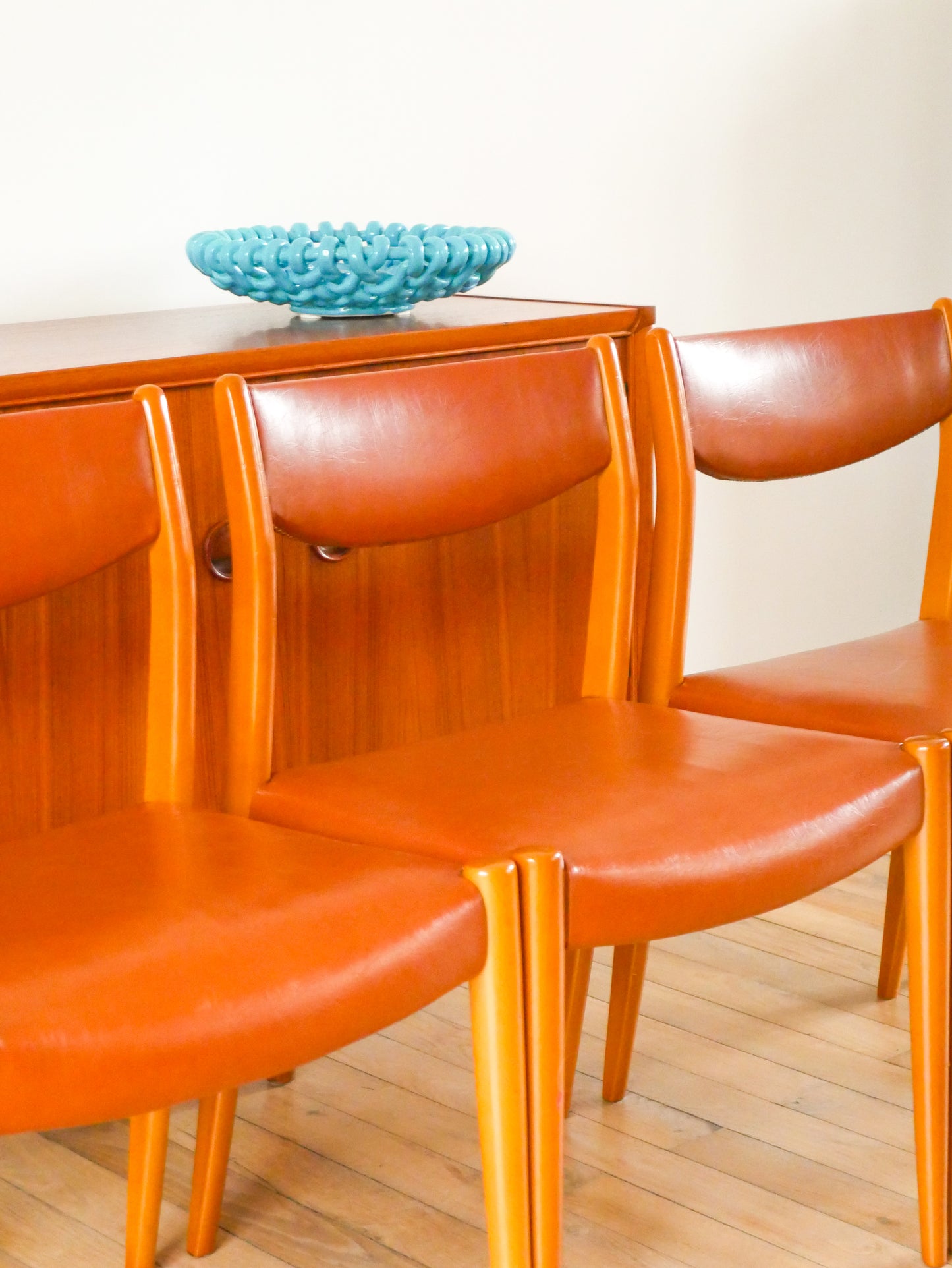 Ensemble de 4 chaises scandinaves, Miel & Mocha Mousse, 1950