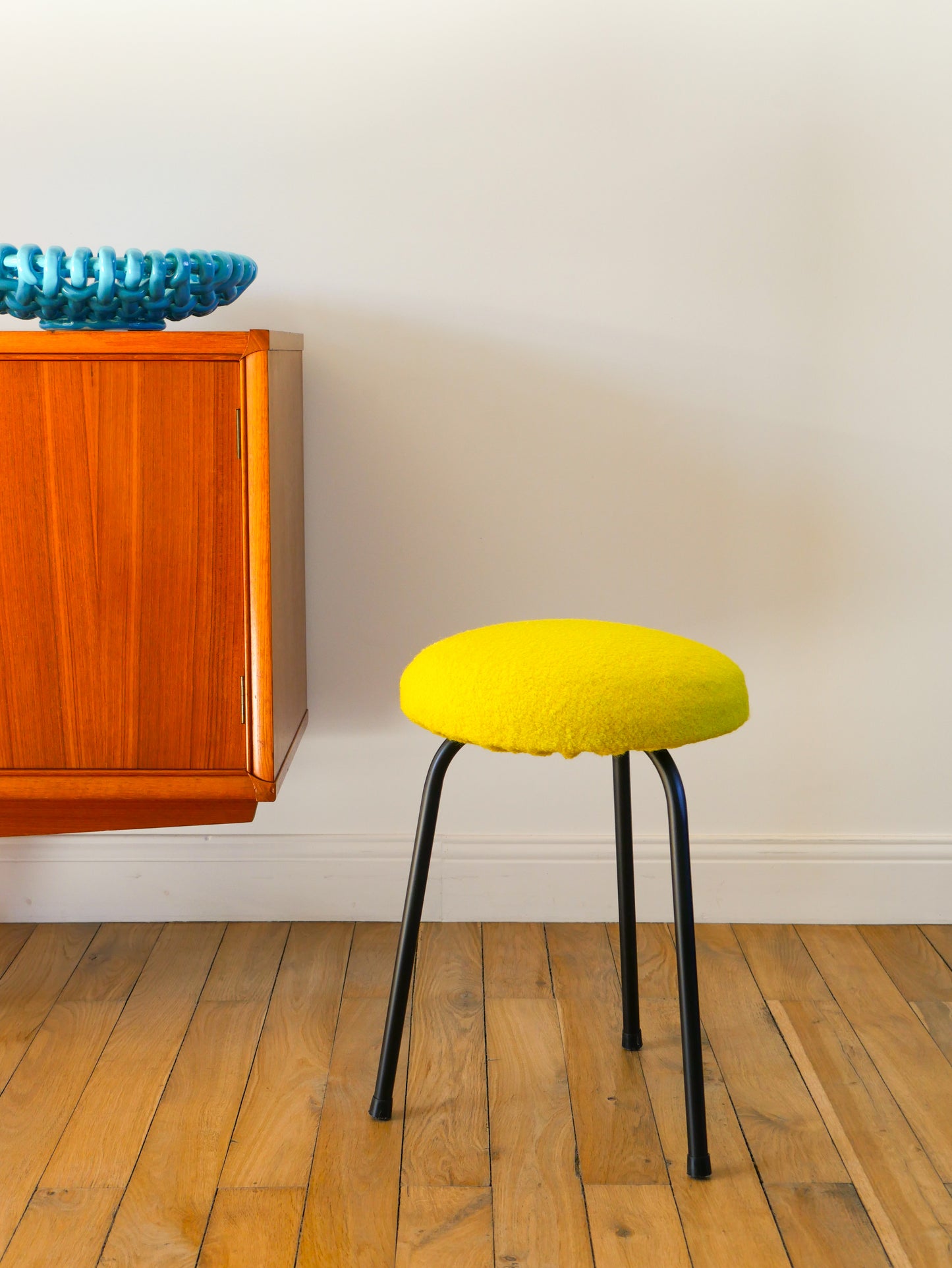 Tabouret tripode en fer noir et laine bouillie, Jaune, 1960