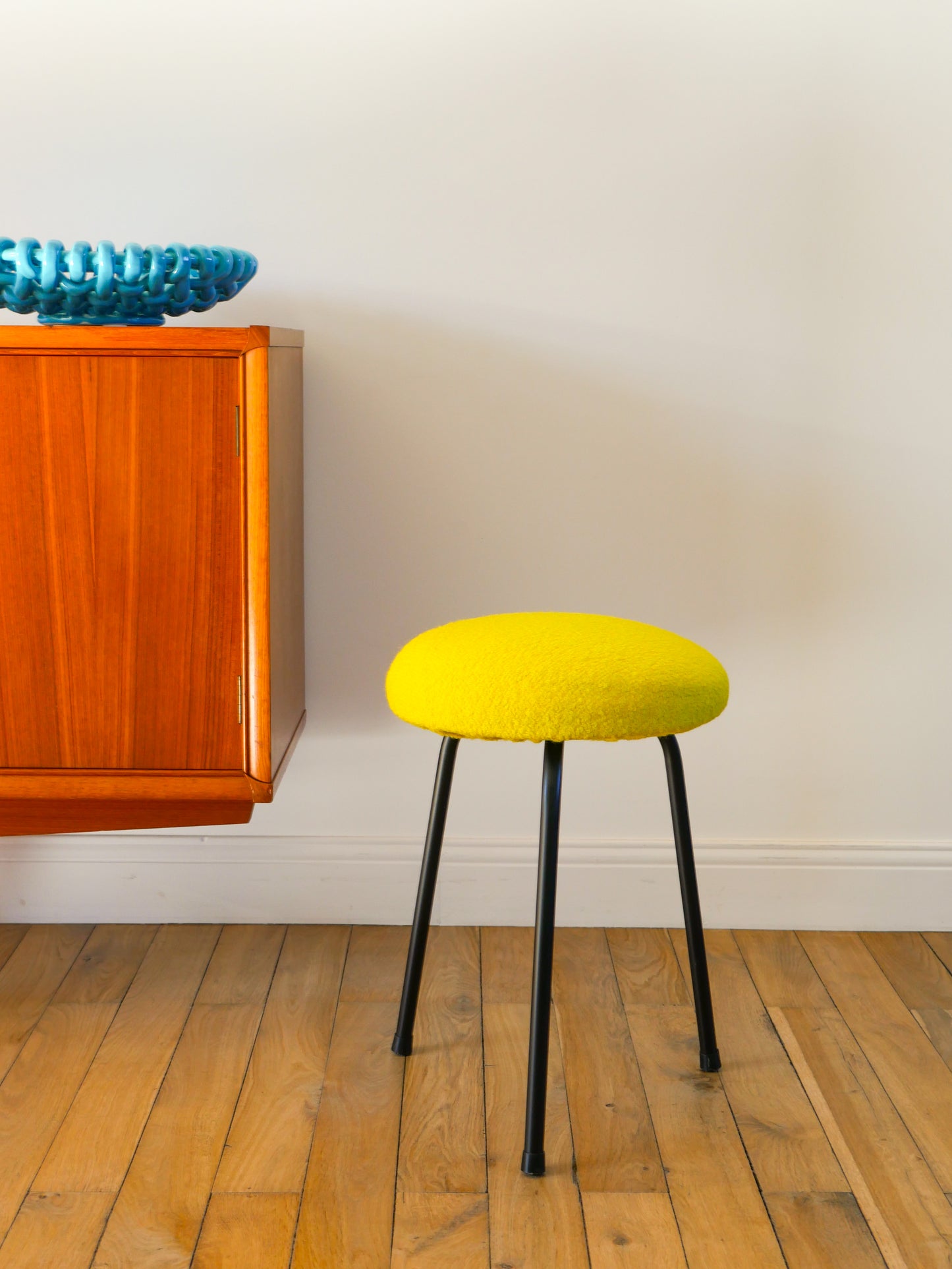 Tabouret tripode en fer noir et laine bouillie, Jaune, 1960