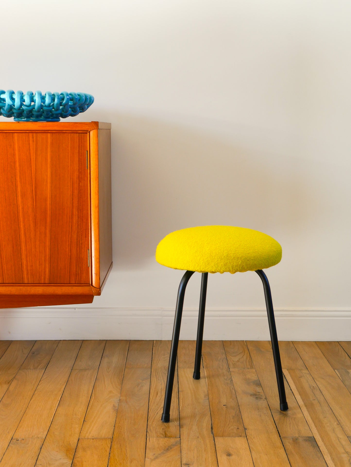 Tabouret tripode en fer noir et laine bouillie, Jaune, 1960