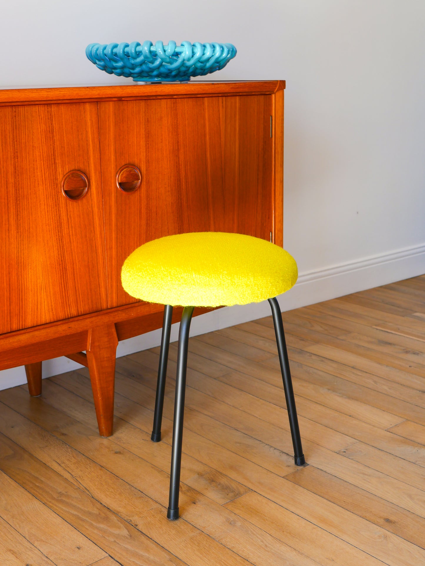 Tabouret tripode en fer noir et laine bouillie, Jaune, 1960