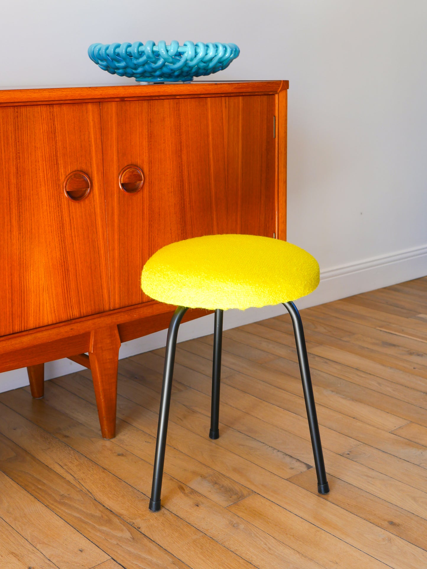 Tabouret tripode en fer noir et laine bouillie, Jaune, 1960