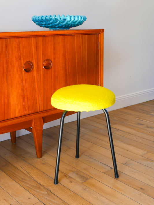Tabouret tripode en fer noir et laine bouillie, Jaune, 1960