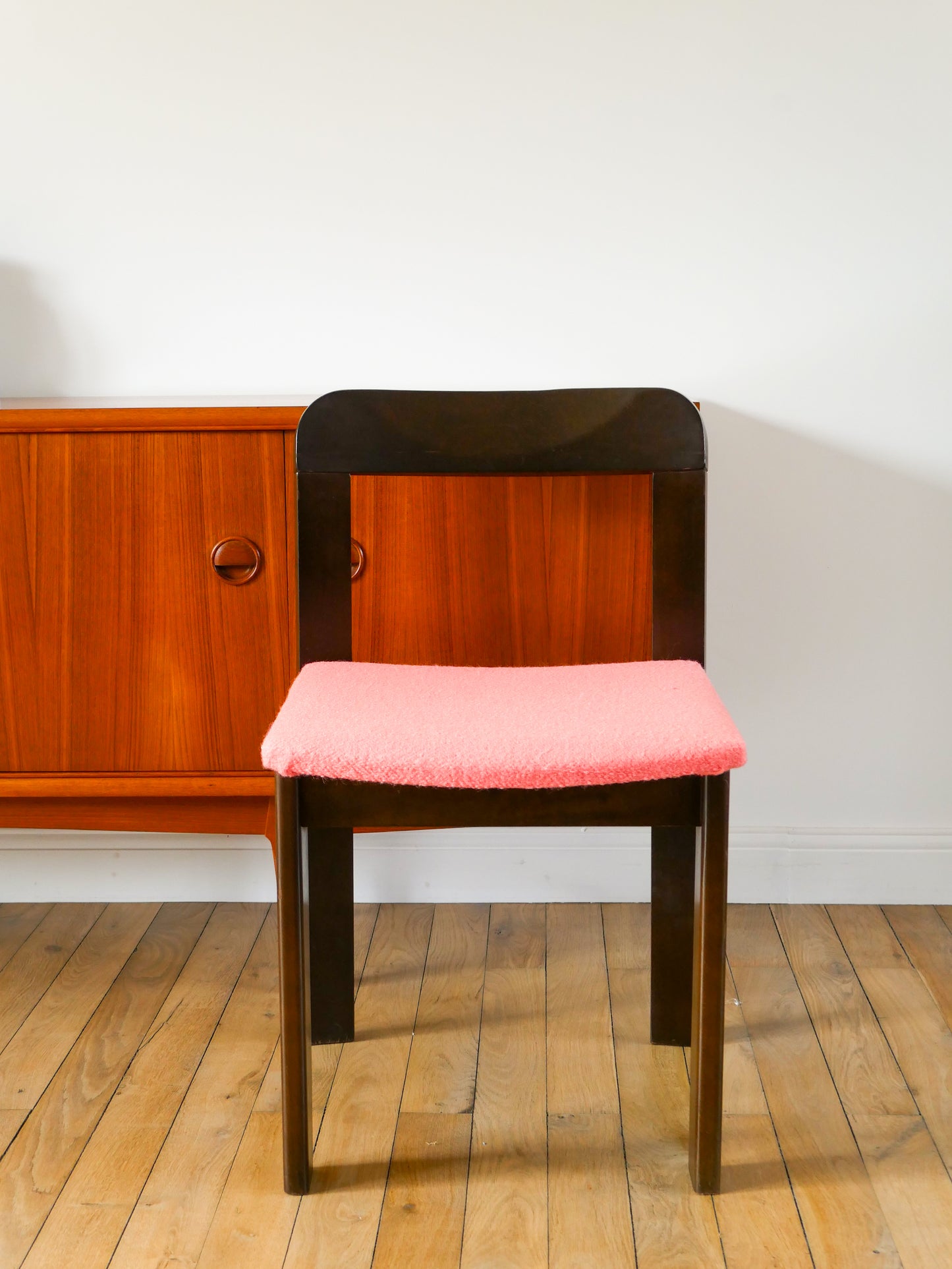 Paire de chaises en Noyer, retapissées en Laine bouillie Rose Tagada, 1970