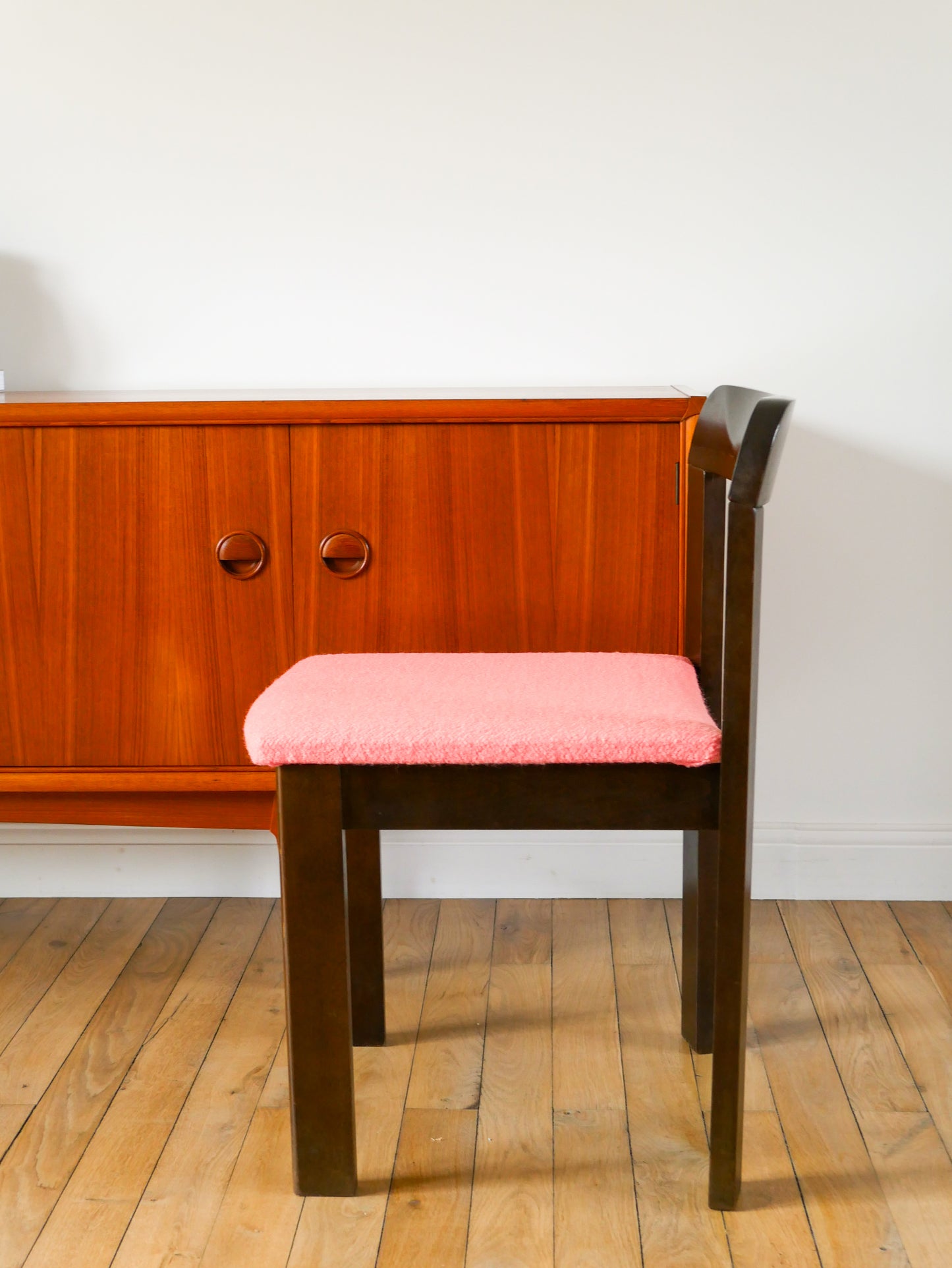 Paire de chaises en Noyer, retapissées en Laine bouillie Rose Tagada, 1970