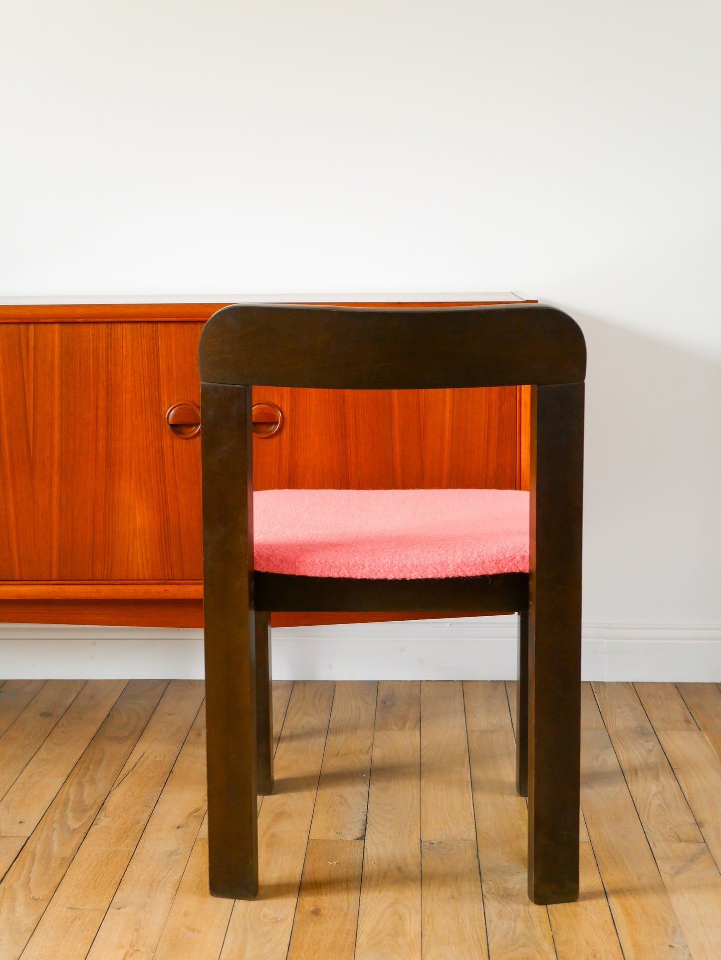 Paire de chaises en Noyer, retapissées en Laine bouillie Rose Tagada, 1970