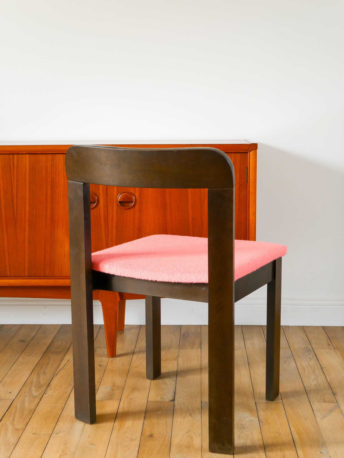 Paire de chaises en Noyer, retapissées en Laine bouillie Rose Tagada, 1970