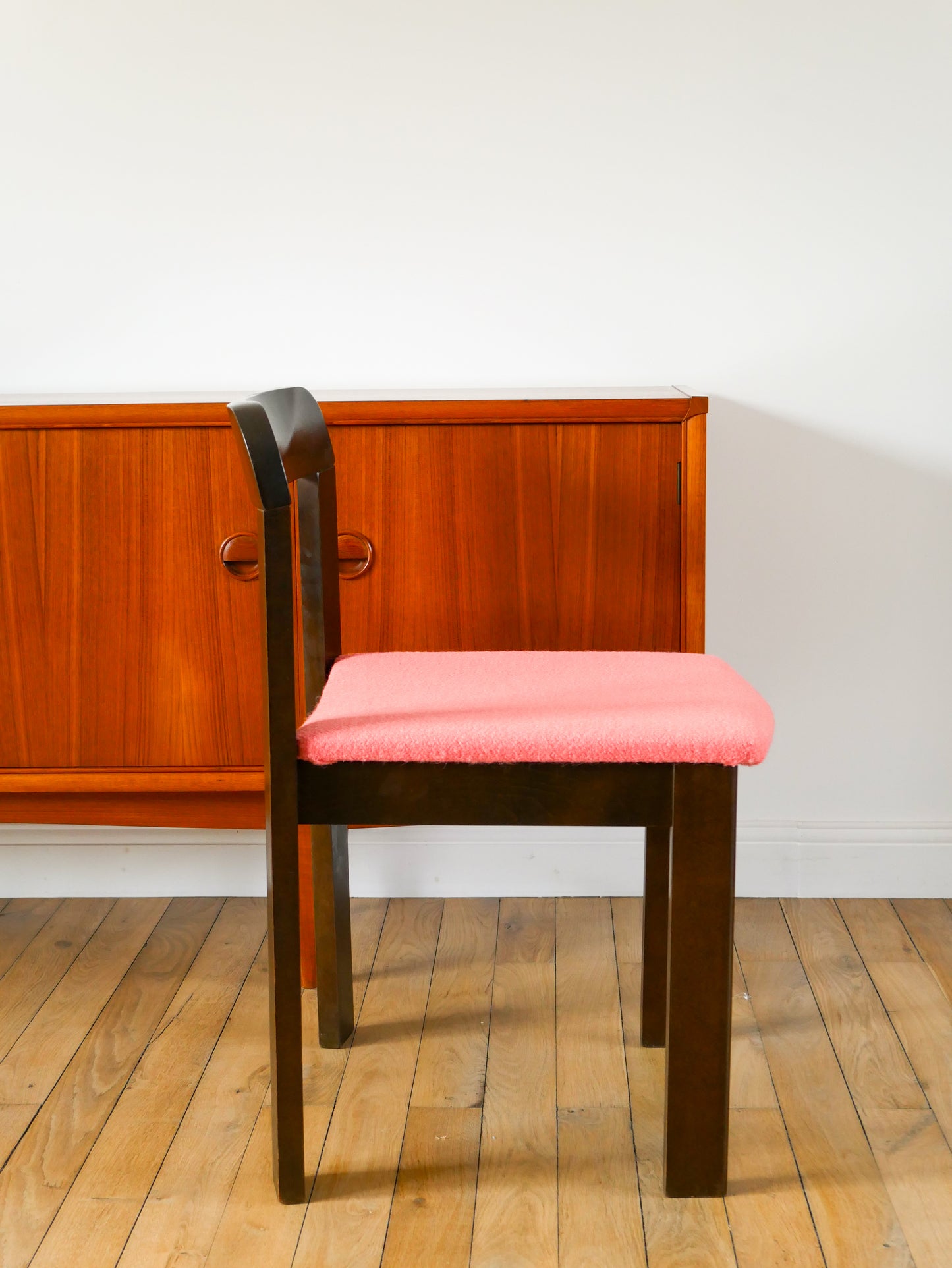 Paire de chaises en Noyer, retapissées en Laine bouillie Rose Tagada, 1970