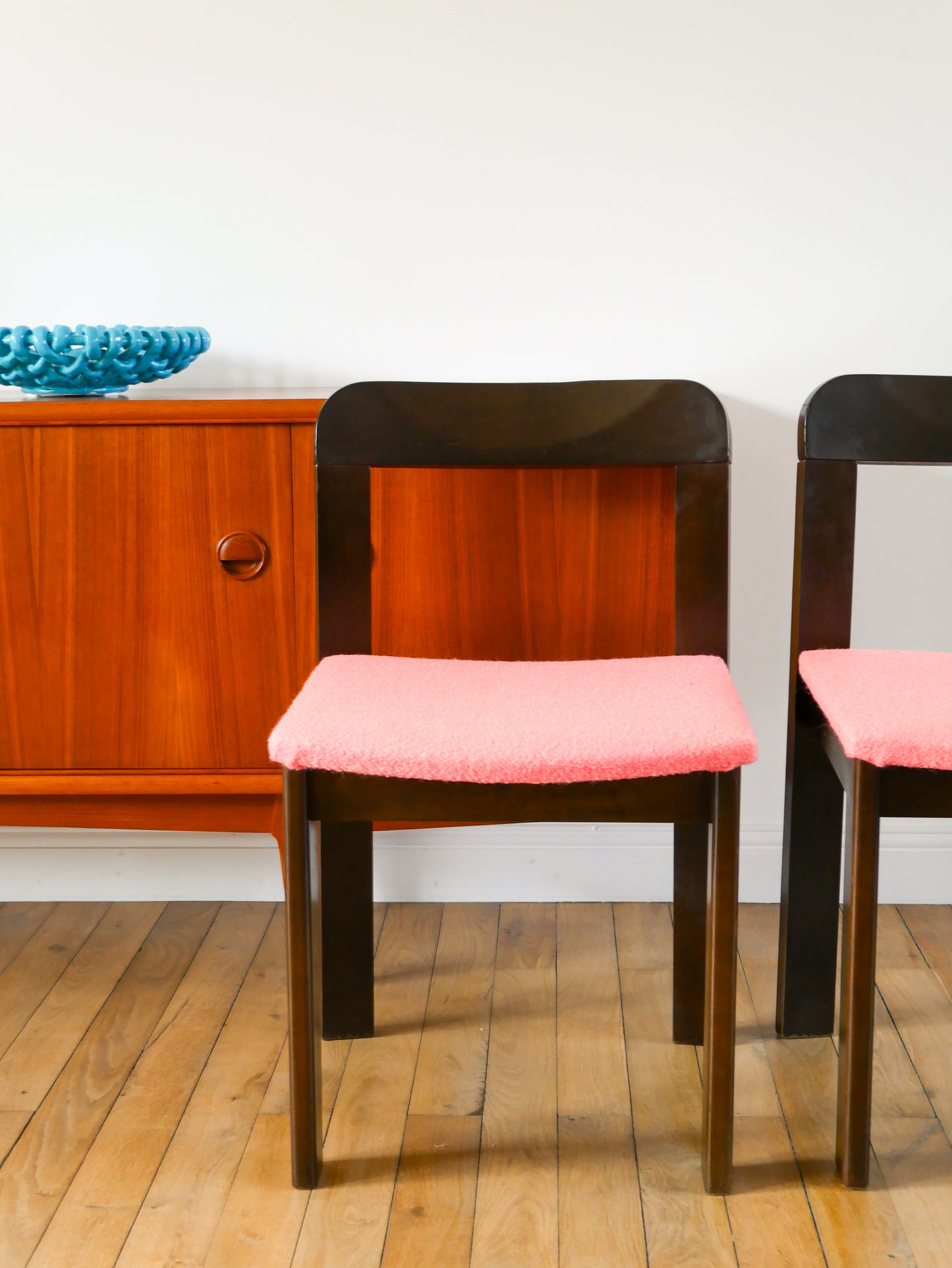 Paire de chaises en Noyer, retapissées en Laine bouillie Rose Tagada, 1970