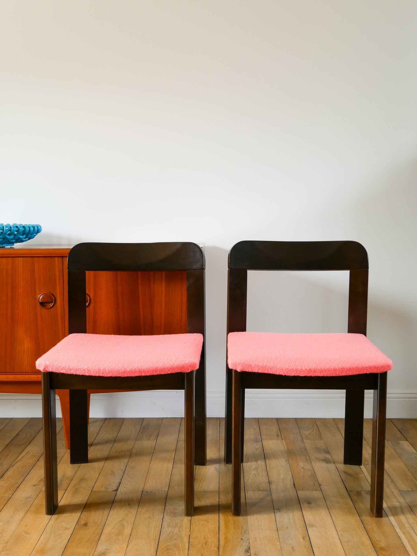 Paire de chaises en Noyer, retapissées en Laine bouillie Rose Tagada, 1970