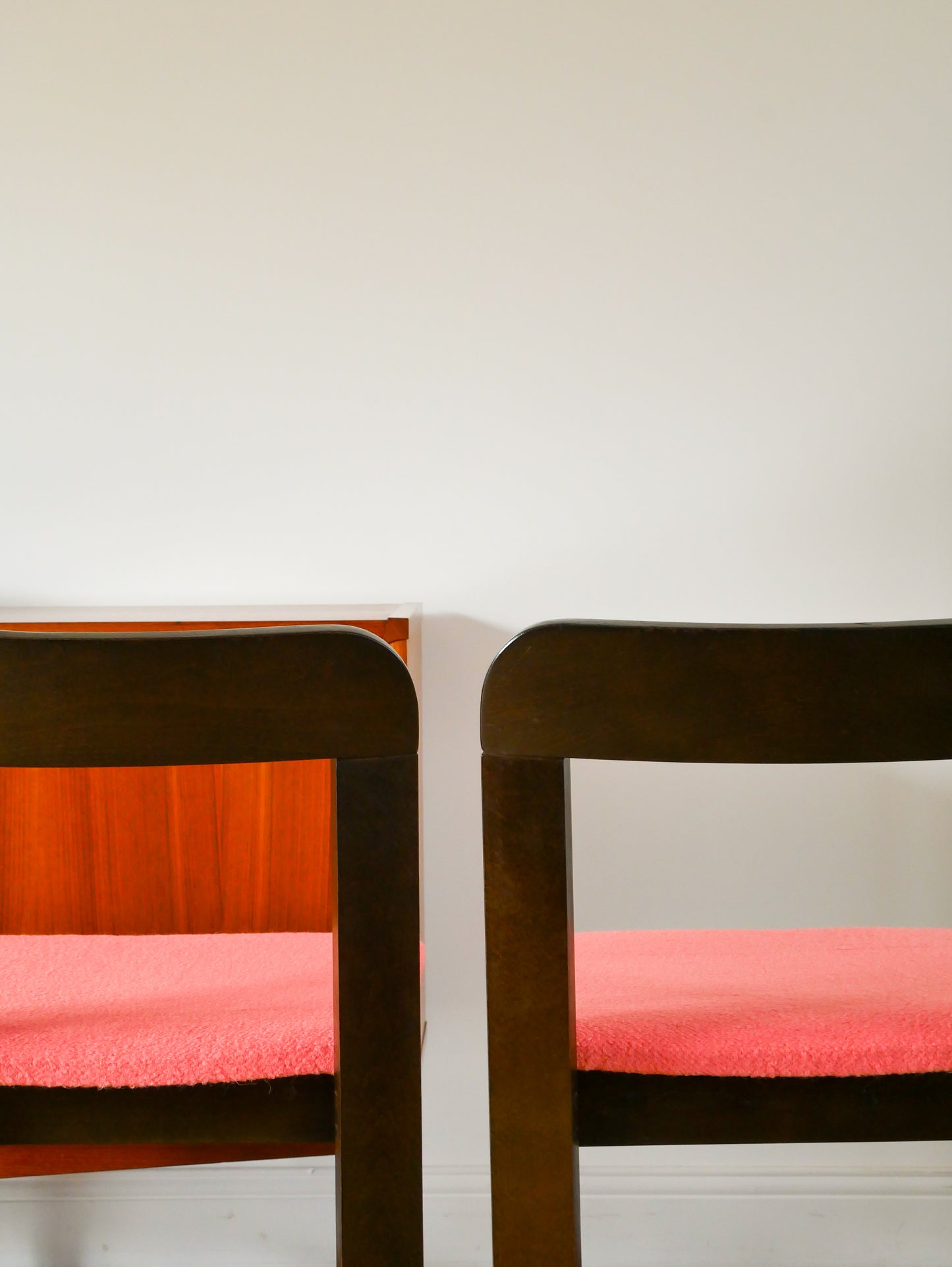 Paire de chaises en Noyer, retapissées en Laine bouillie Rose Tagada, 1970