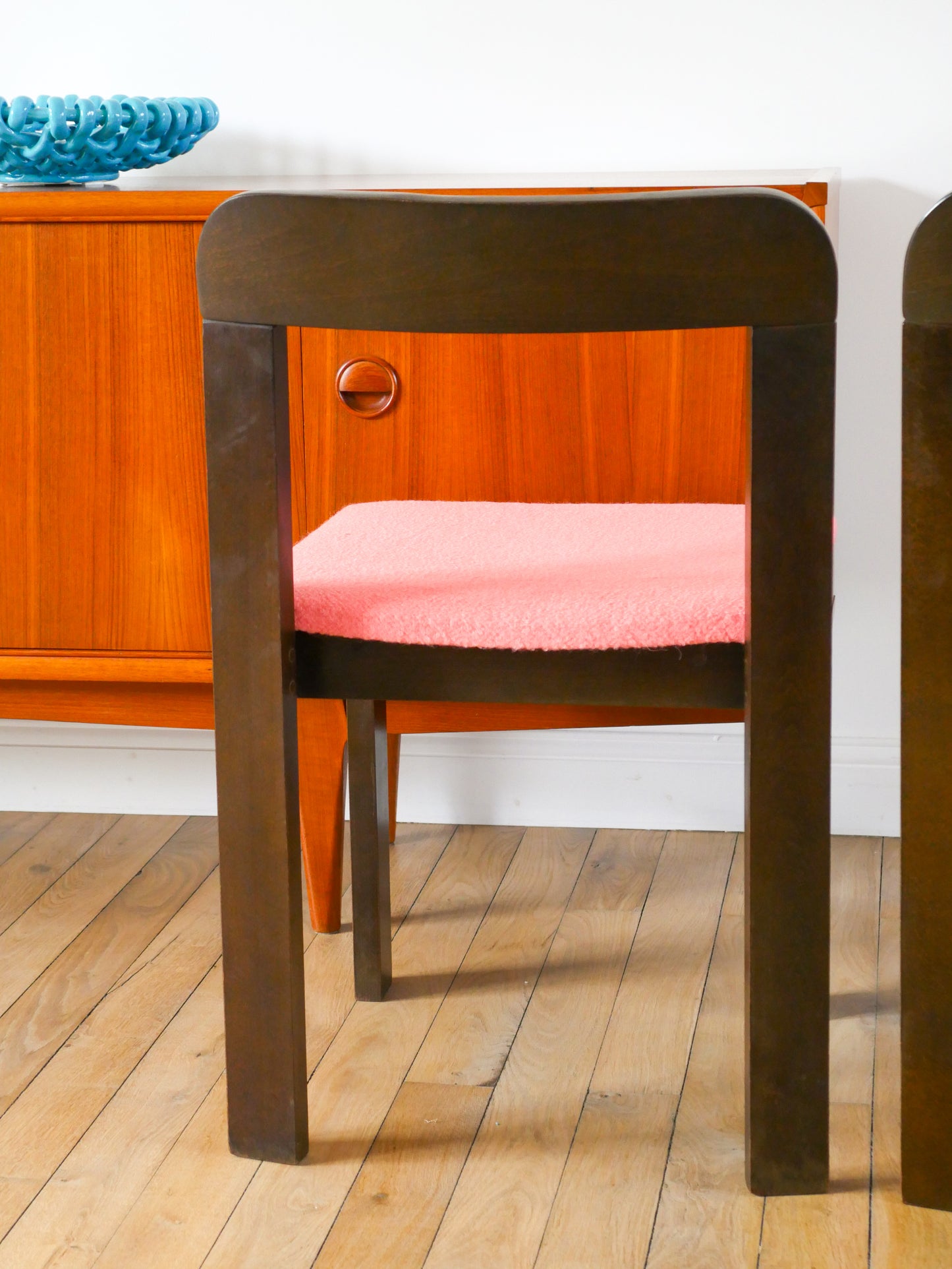 Paire de chaises en Noyer, retapissées en Laine bouillie Rose Tagada, 1970