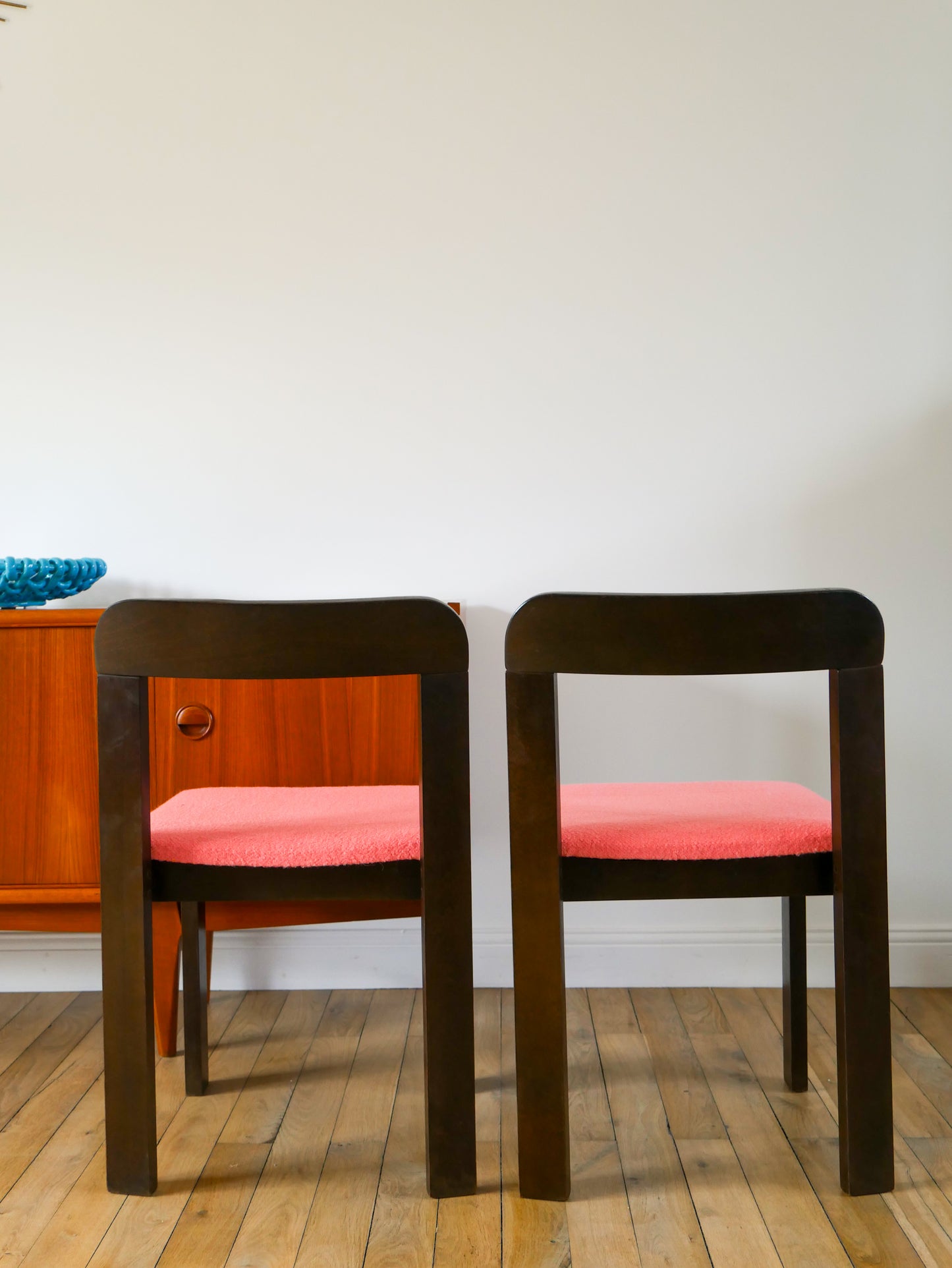 Paire de chaises en Noyer, retapissées en Laine bouillie Rose Tagada, 1970