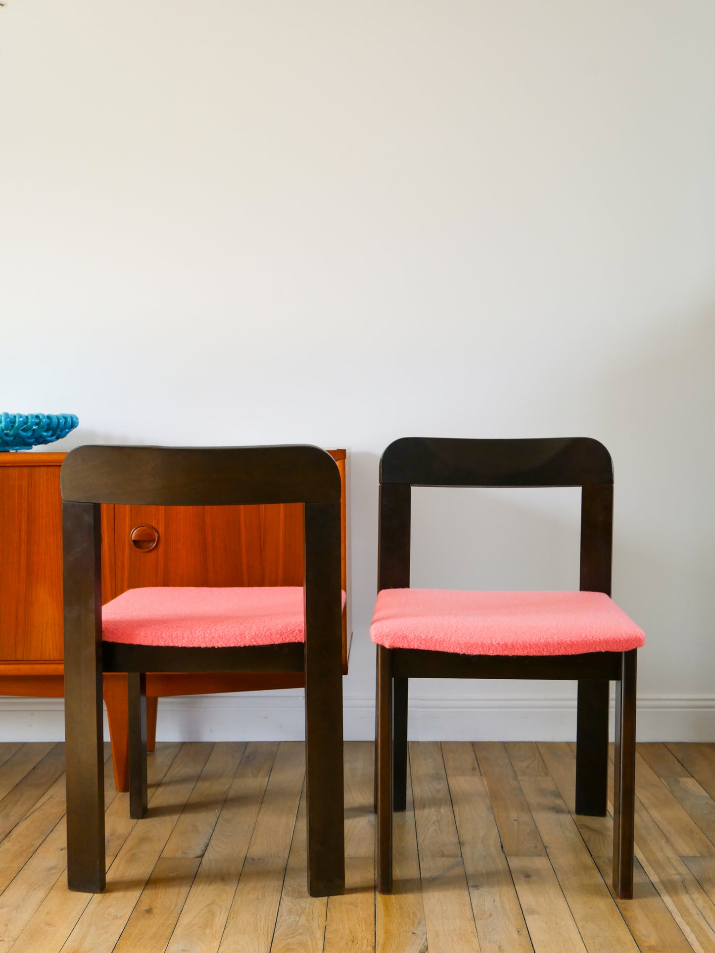 Paire de chaises en Noyer, retapissées en Laine bouillie Rose Tagada, 1970