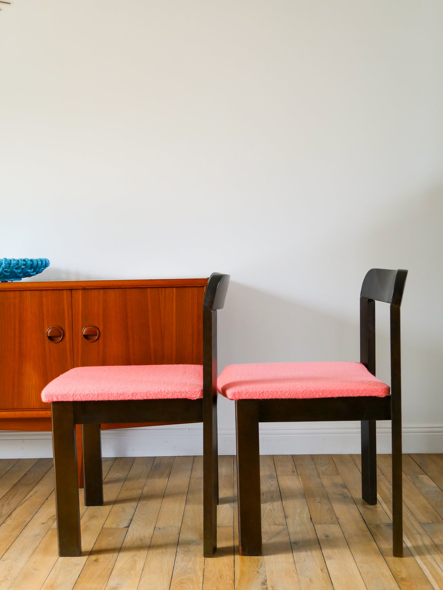 Paire de chaises en Noyer, retapissées en Laine bouillie Rose Tagada, 1970