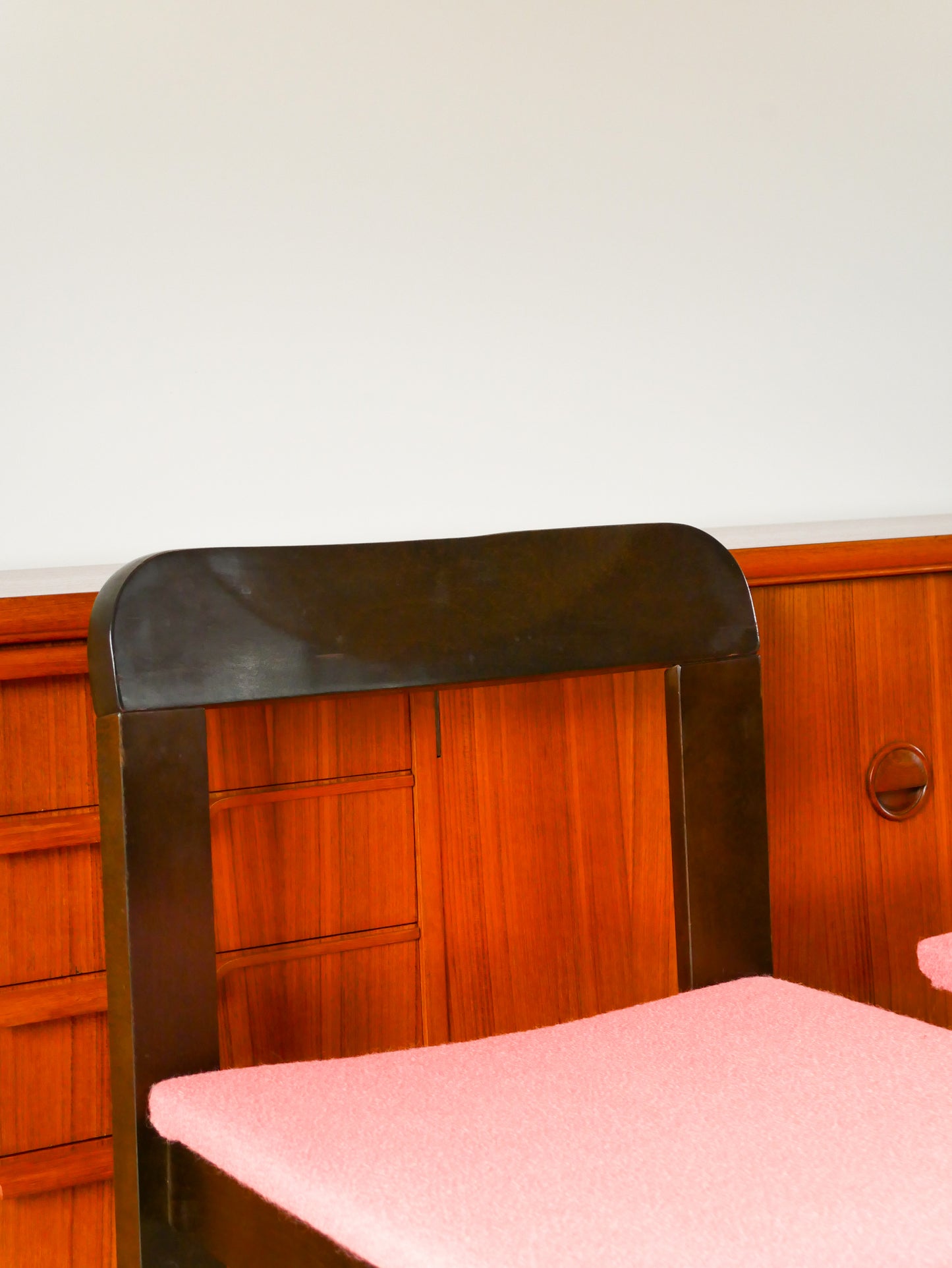 Paire de chaises en Noyer, retapissées en Laine bouillie Rose Tagada, 1970