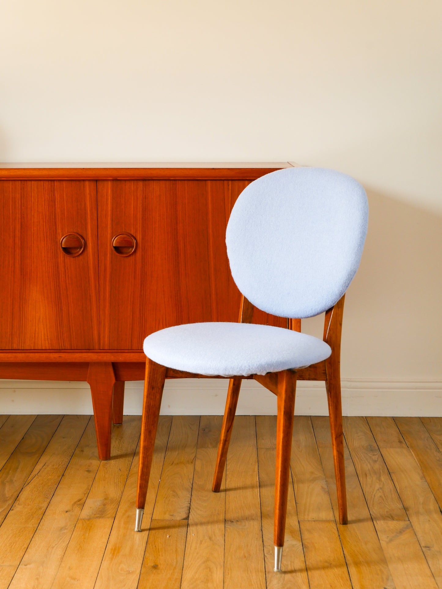 Chaise en bois de hêtre, retapissée en Laine bouillie Baby Blue, 1950
