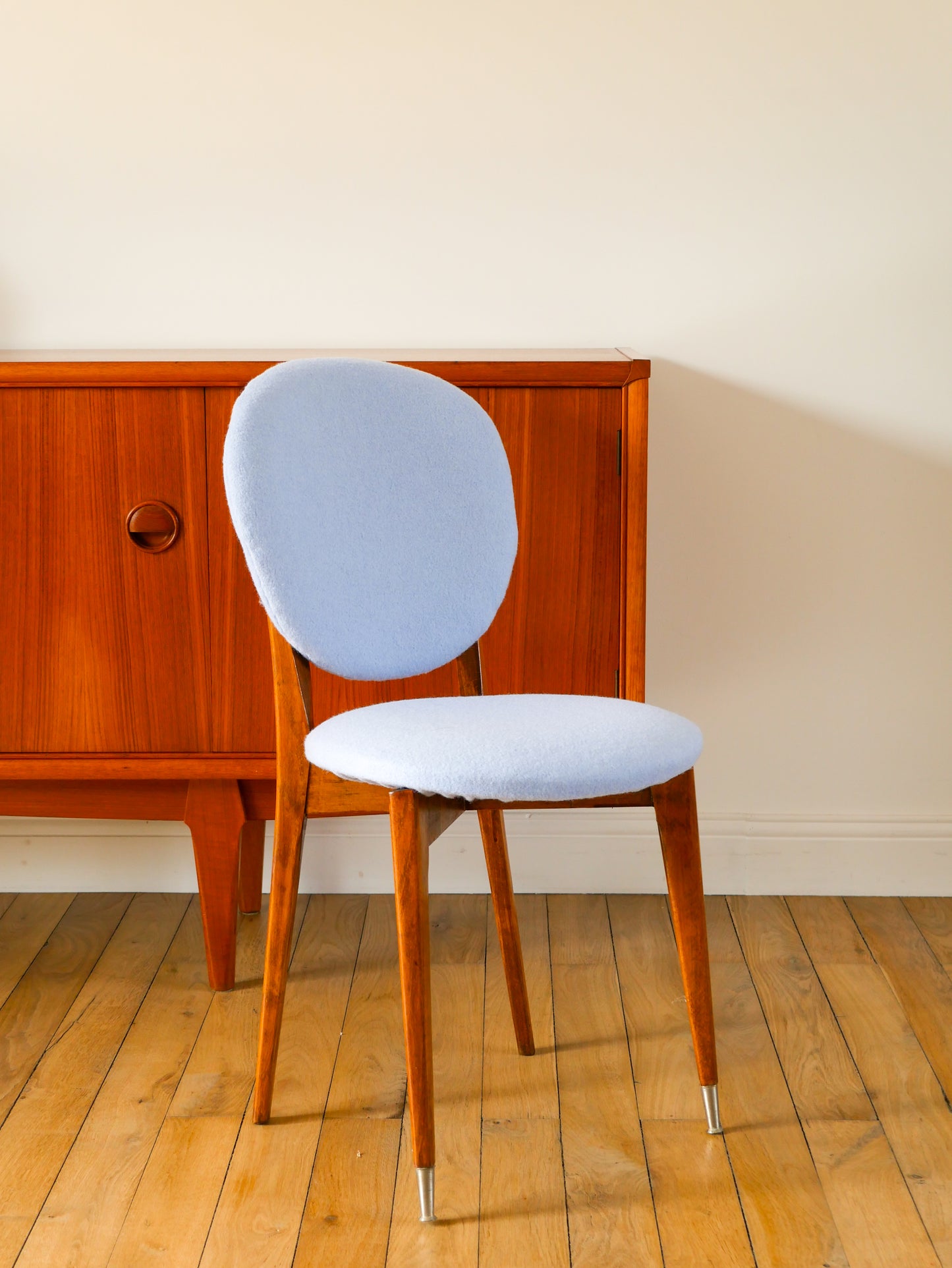 Chaise en bois de hêtre, retapissée en Laine bouillie Baby Blue, 1950