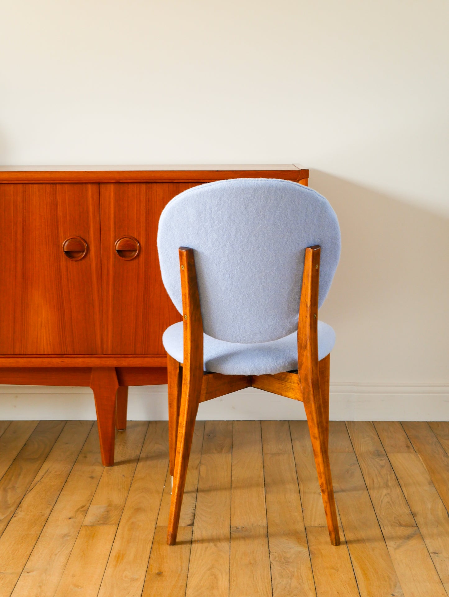 Chaise en bois de hêtre, retapissée en Laine bouillie Baby Blue, 1950