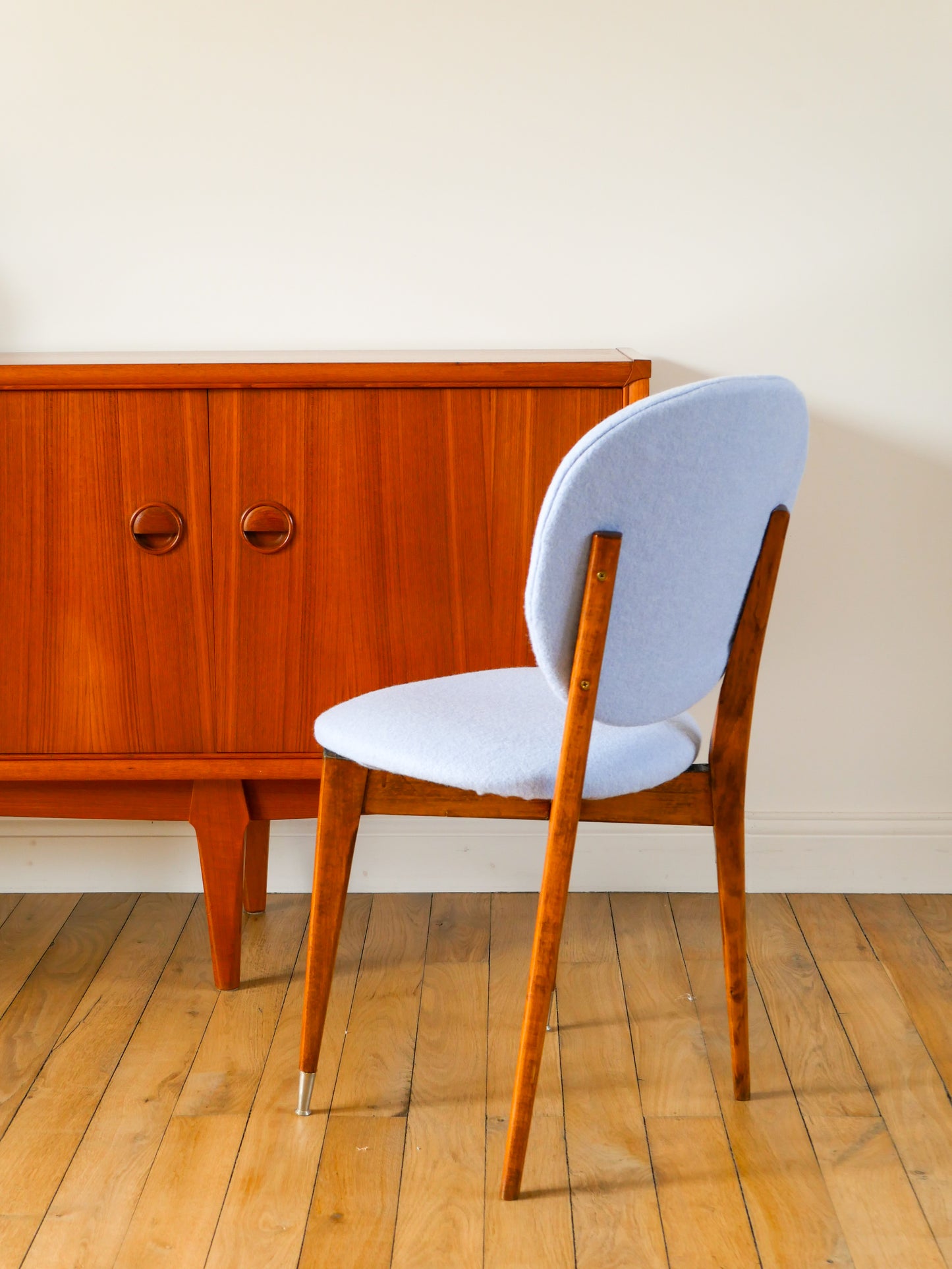 Chaise en bois de hêtre, retapissée en Laine bouillie Baby Blue, 1950