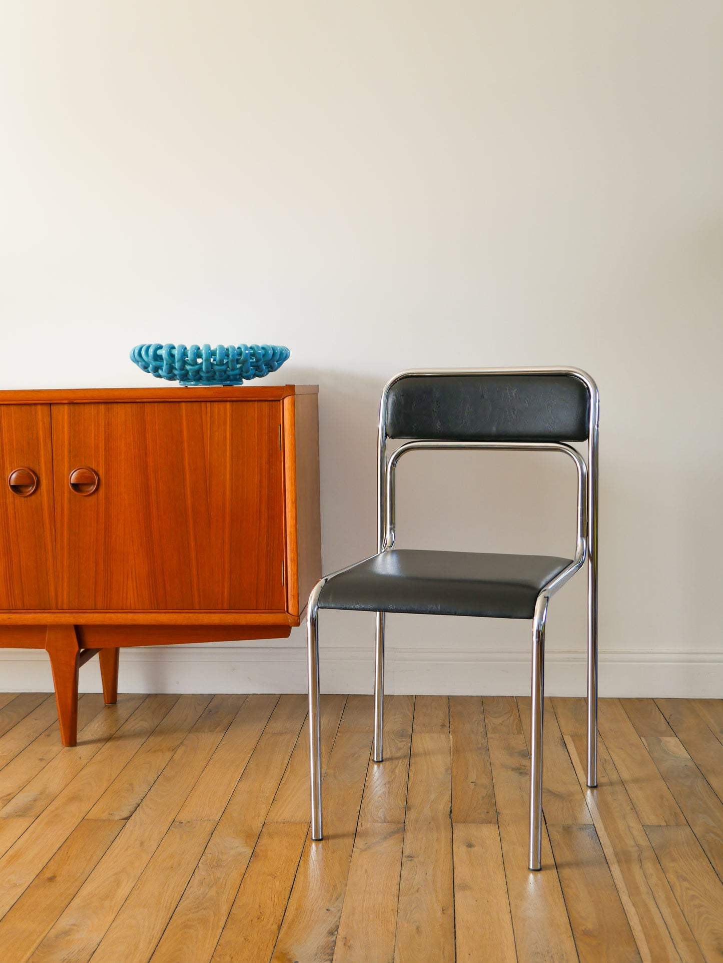 Paire de chaises en chrome et skaï, Noir, Design Bauhaus, 1970