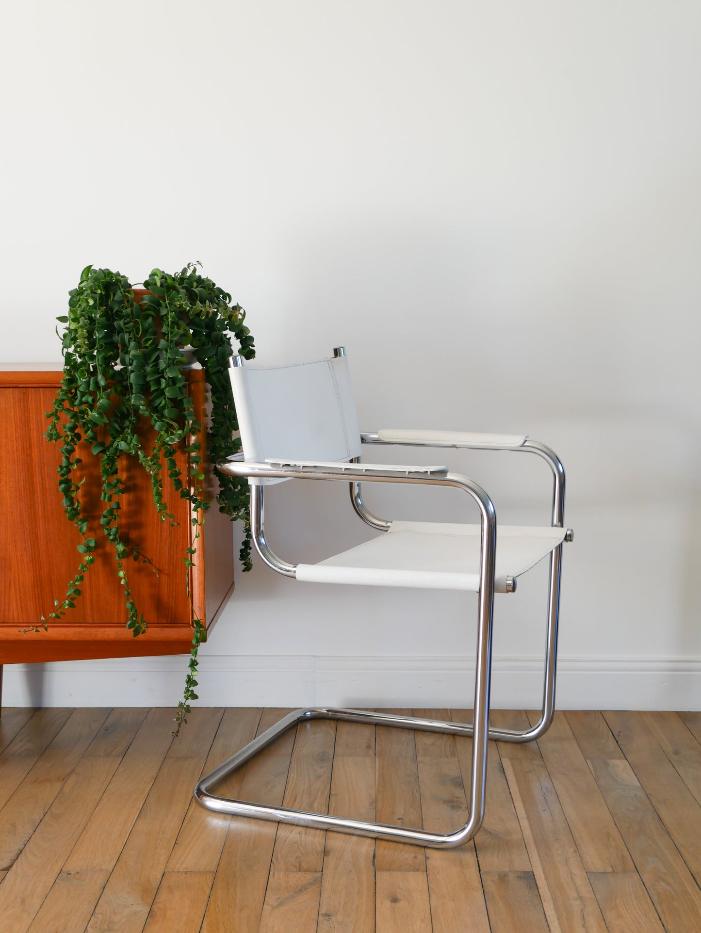 Fauteuil tubulaire en croute de cuir Cantilever chrome et Blanc, dans le goût de Mart Stam & Marcel Breuer S34, 1970