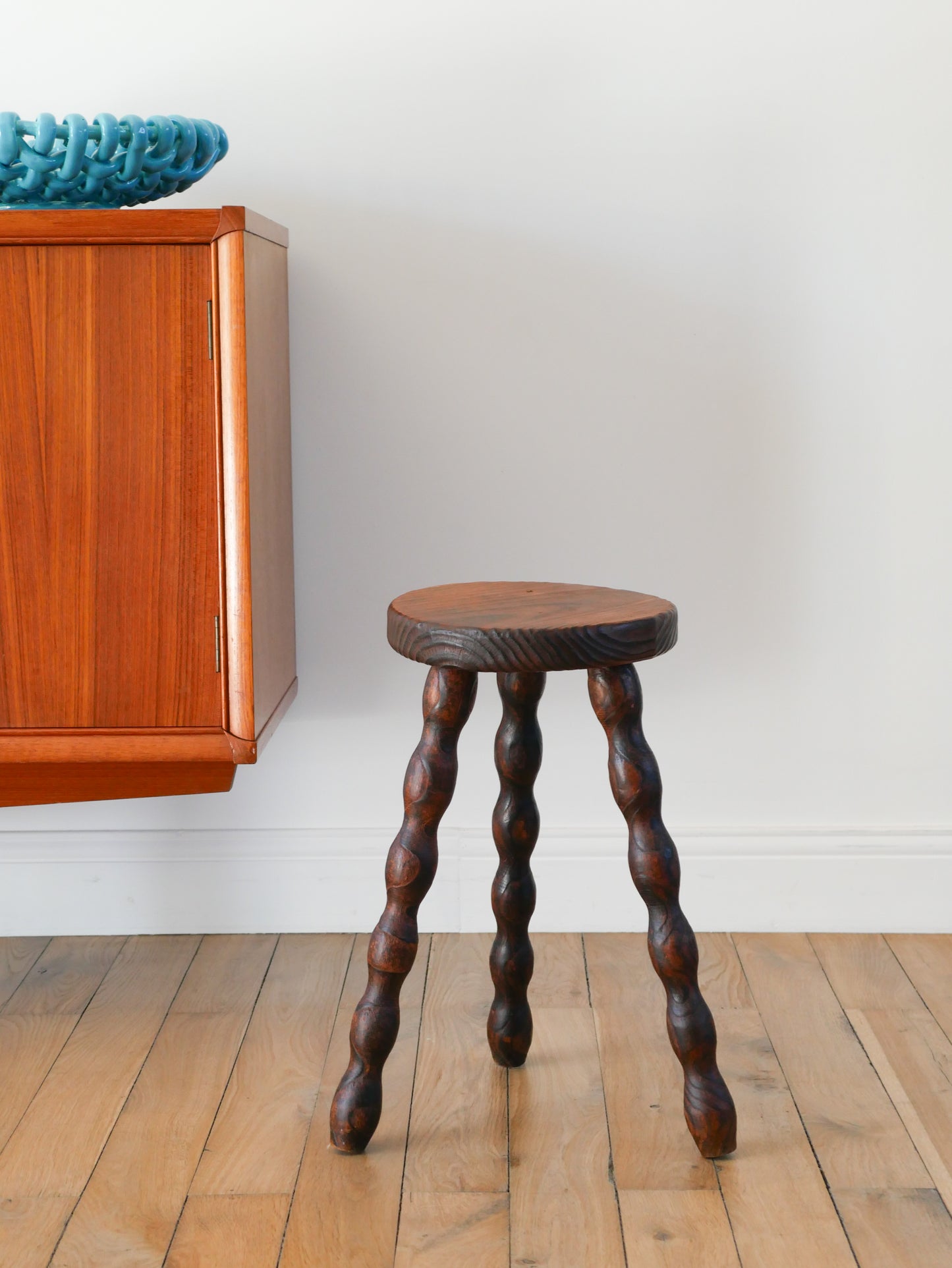 Tabouret tripode haut en bois, pieds tourné, 1950 - 44 X 23 cm