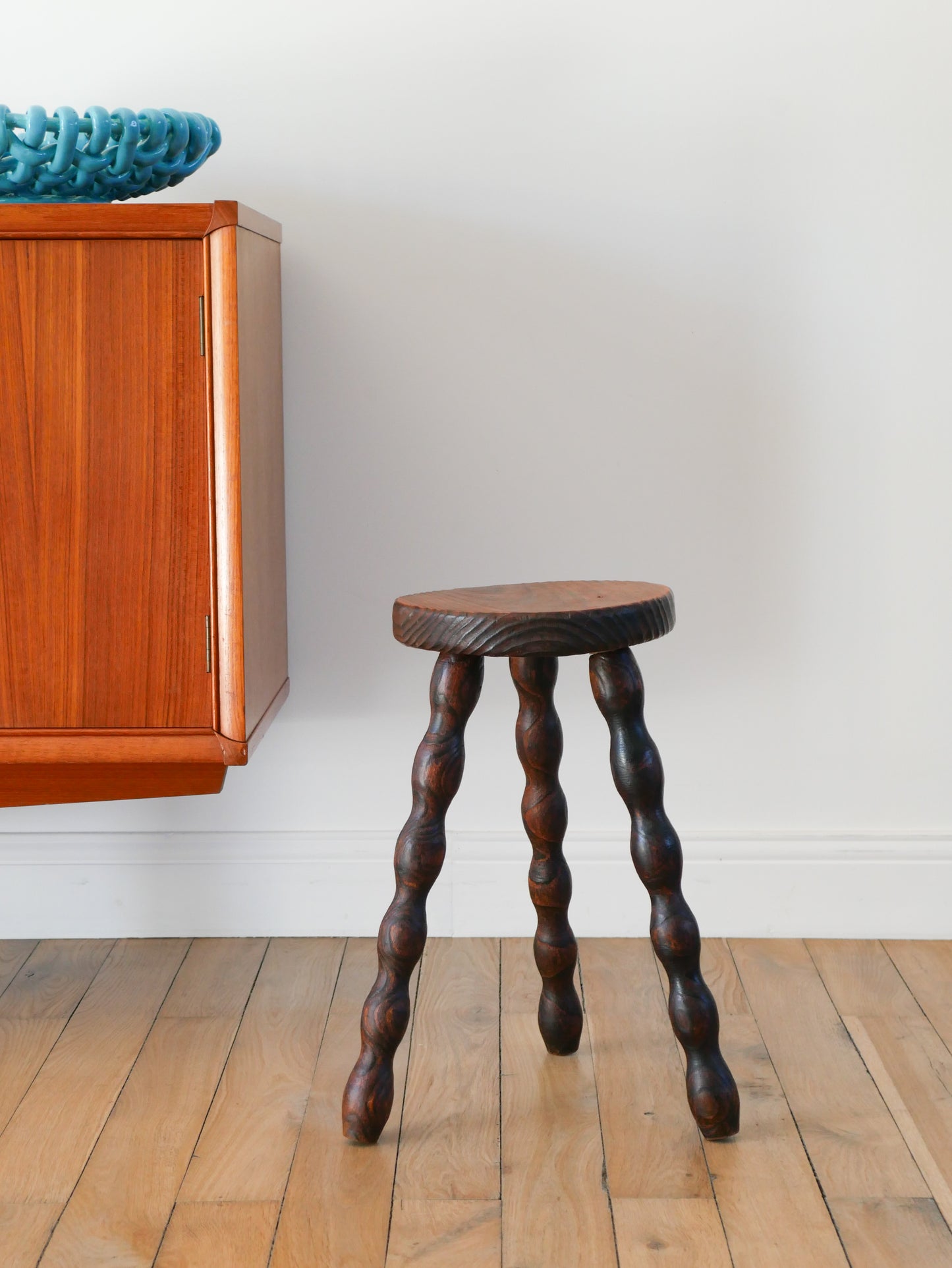 Tabouret tripode haut en bois, pieds tourné, 1950 - 44 X 23 cm