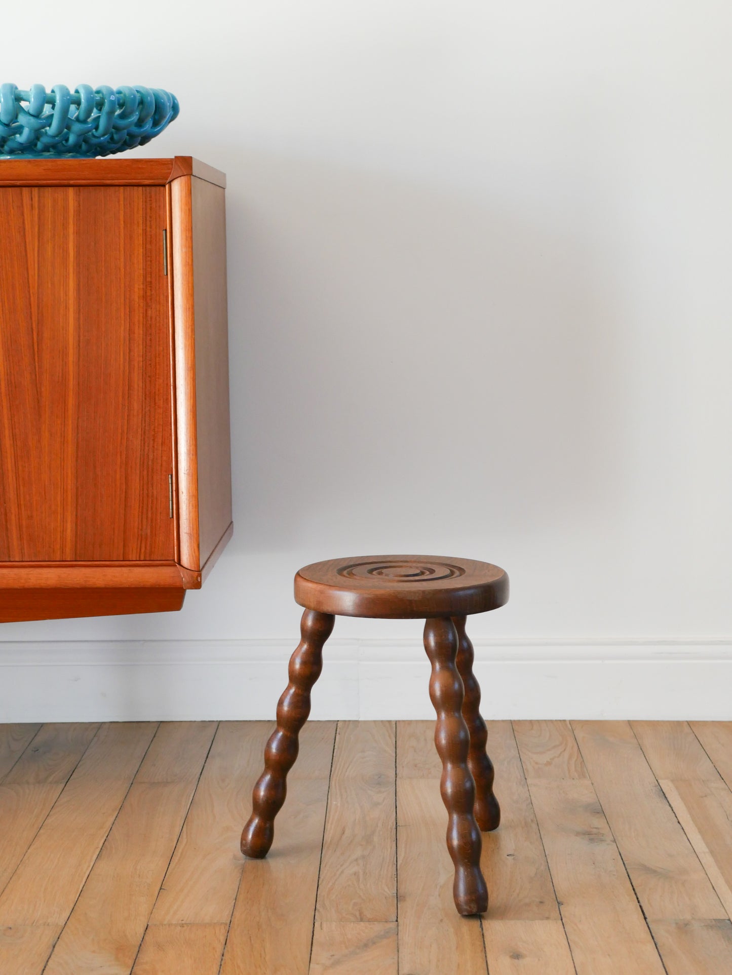 Tabouret tripode haut en bois, pieds tourné, 1950 - 32 X 23 cm