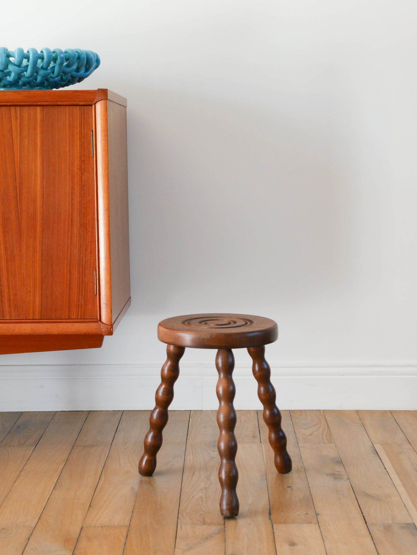 Tabouret tripode haut en bois, pieds tourné, 1950 - 32 X 23 cm