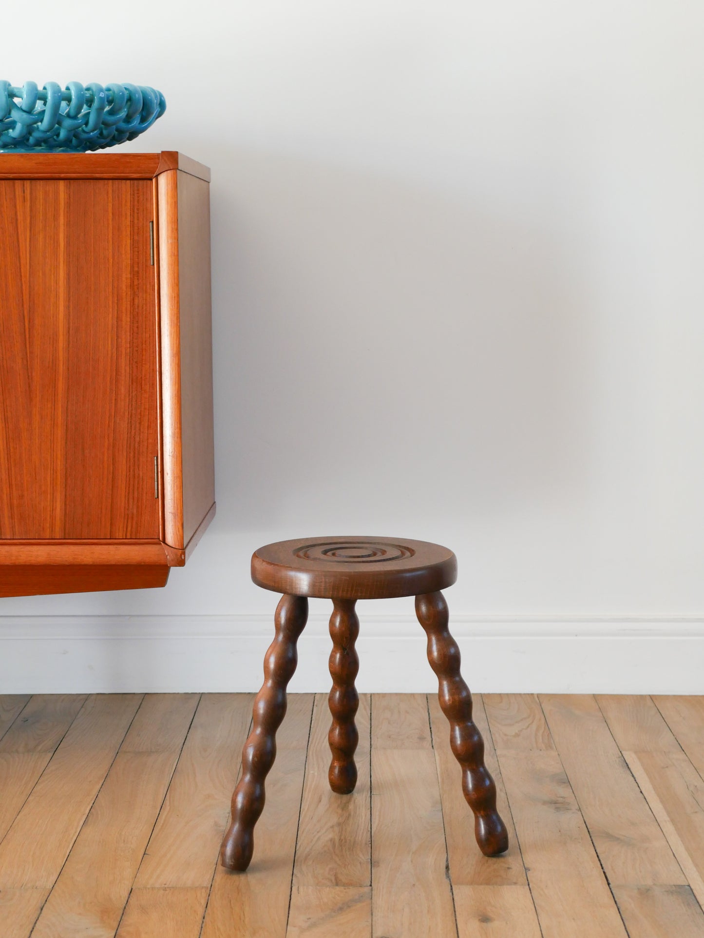 Tabouret tripode haut en bois, pieds tourné, 1950 - 32 X 23 cm