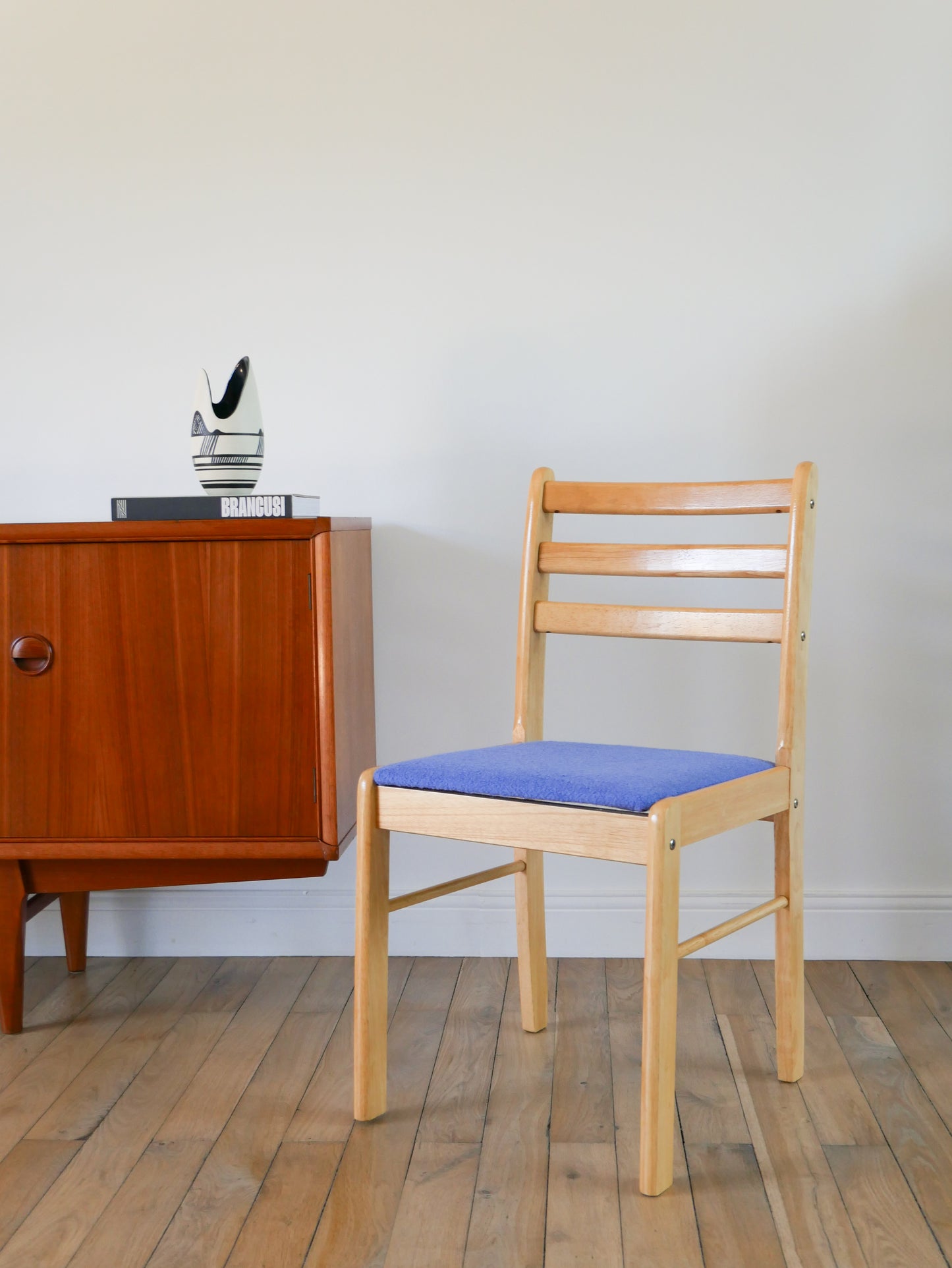 Ensemble de 4 chaises en pin massif, retapissées en laine, Bleu Océan, 1980