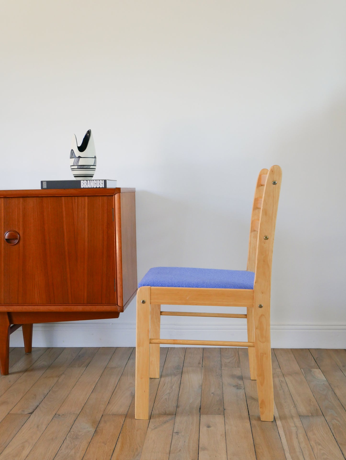 Ensemble de 4 chaises en pin massif, retapissées en laine, Bleu Océan, 1980