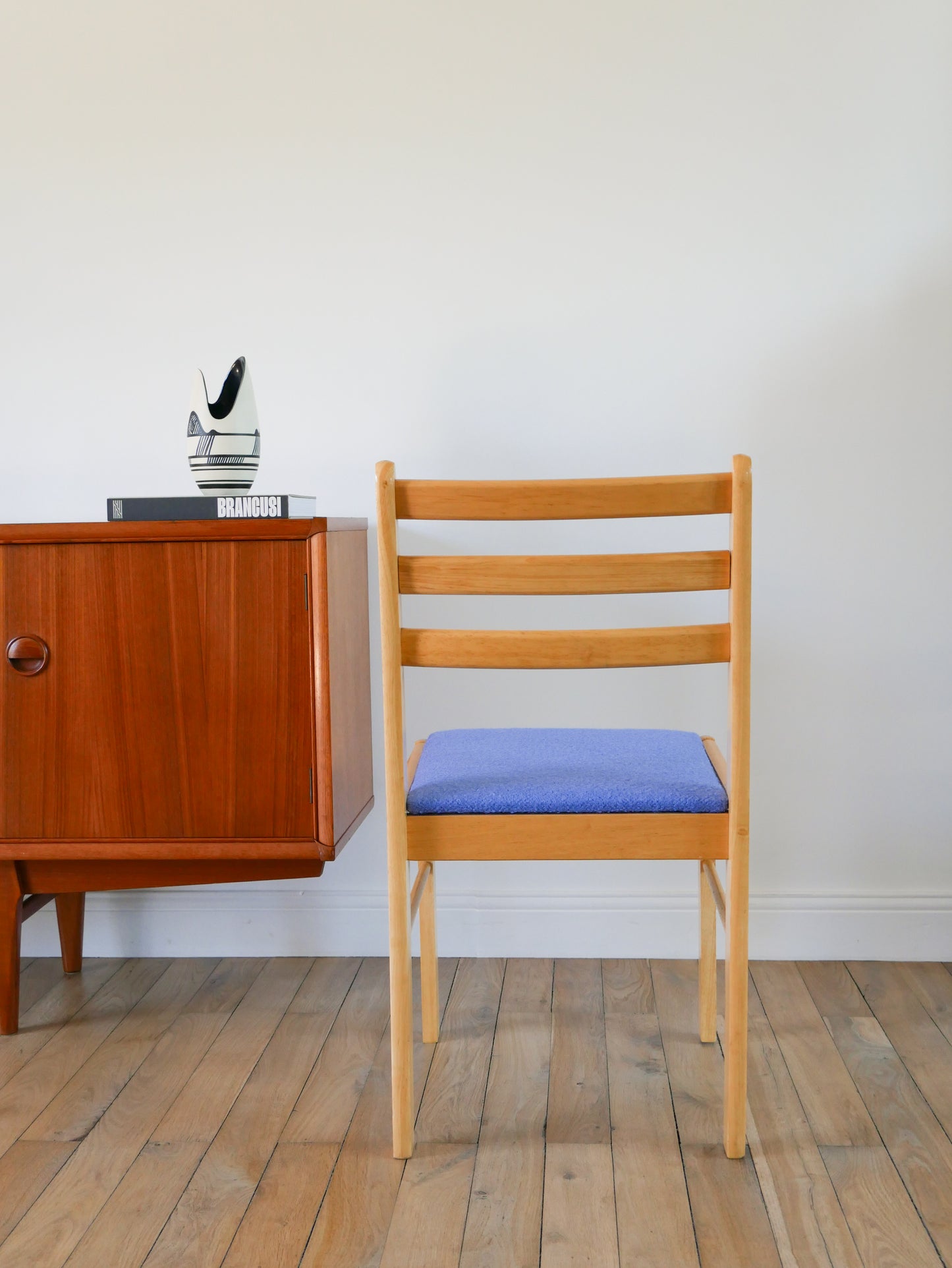 Ensemble de 4 chaises en pin massif, retapissées en laine, Bleu Océan, 1980