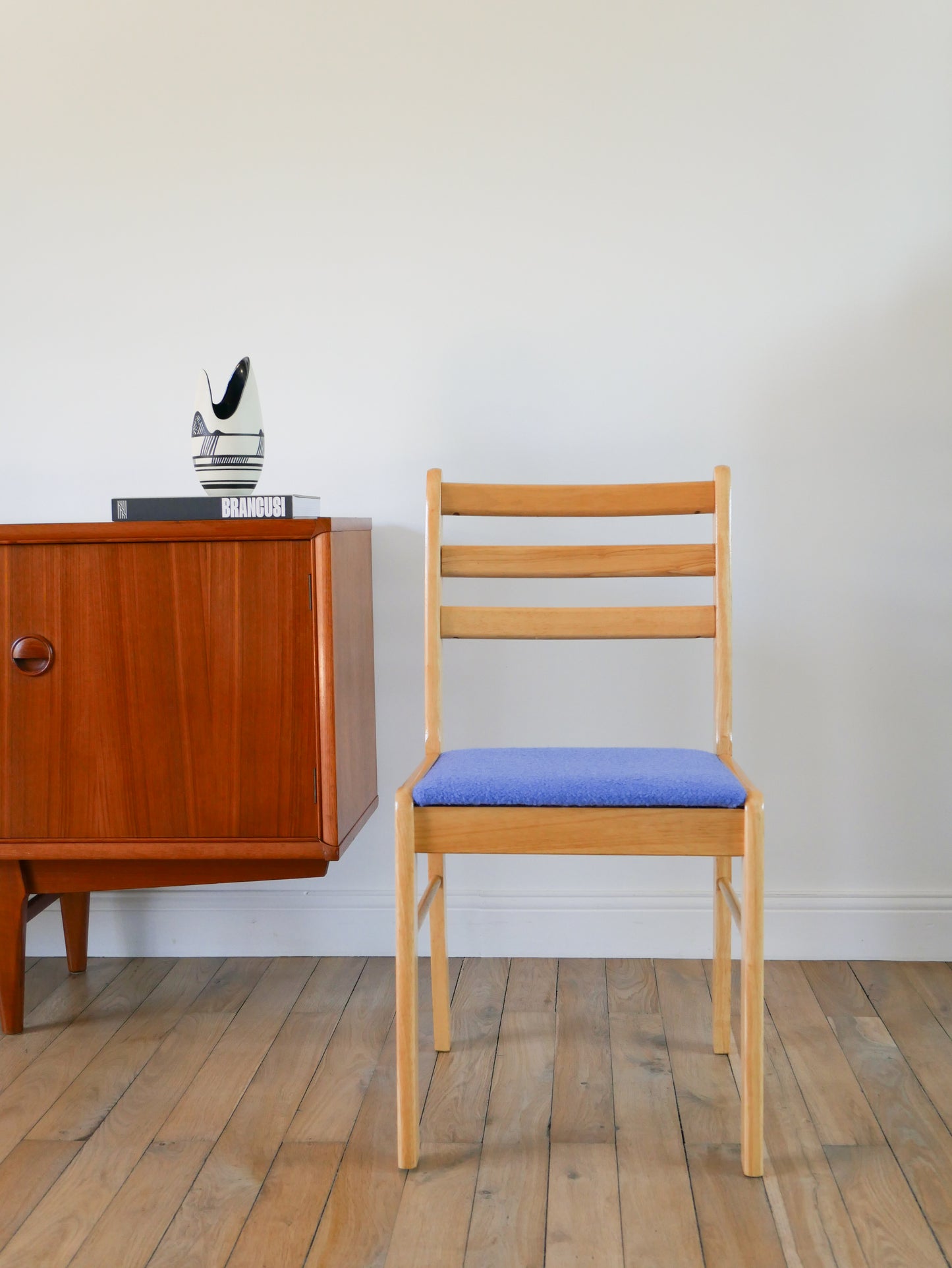 Ensemble de 4 chaises en pin massif, retapissées en laine, Bleu Océan, 1980