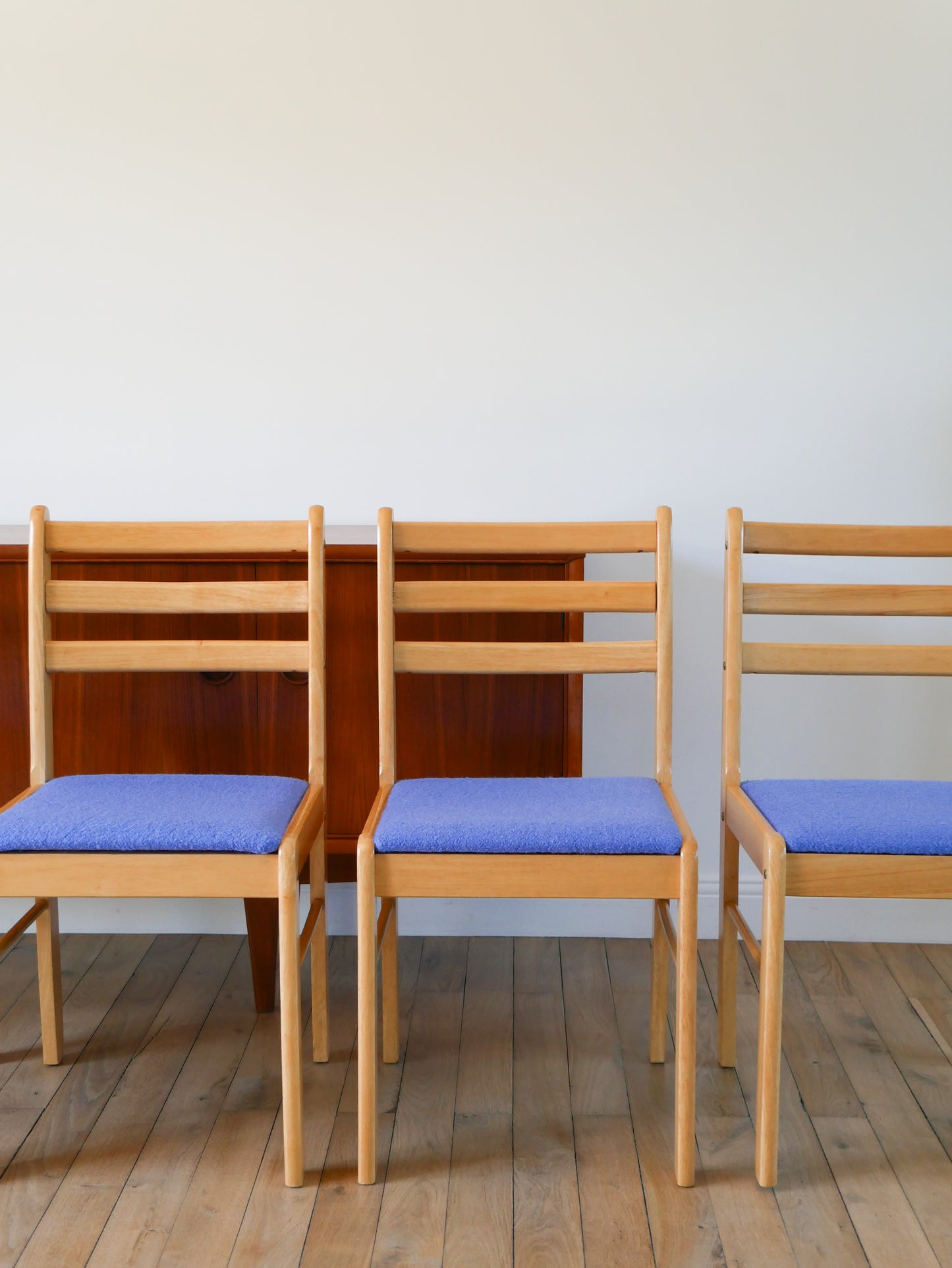Ensemble de 4 chaises en pin massif, retapissées en laine, Bleu Océan, 1980