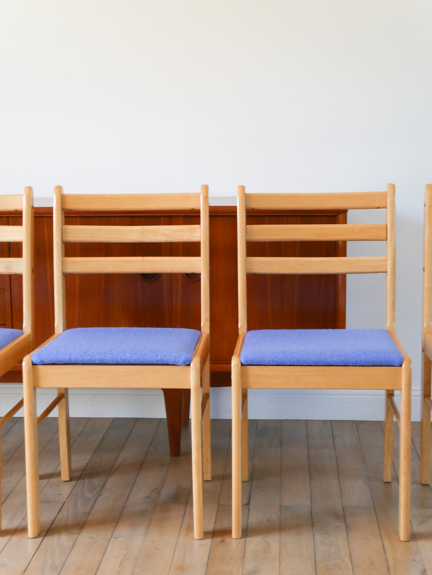 Ensemble de 4 chaises en pin massif, retapissées en laine, Bleu Océan, 1980