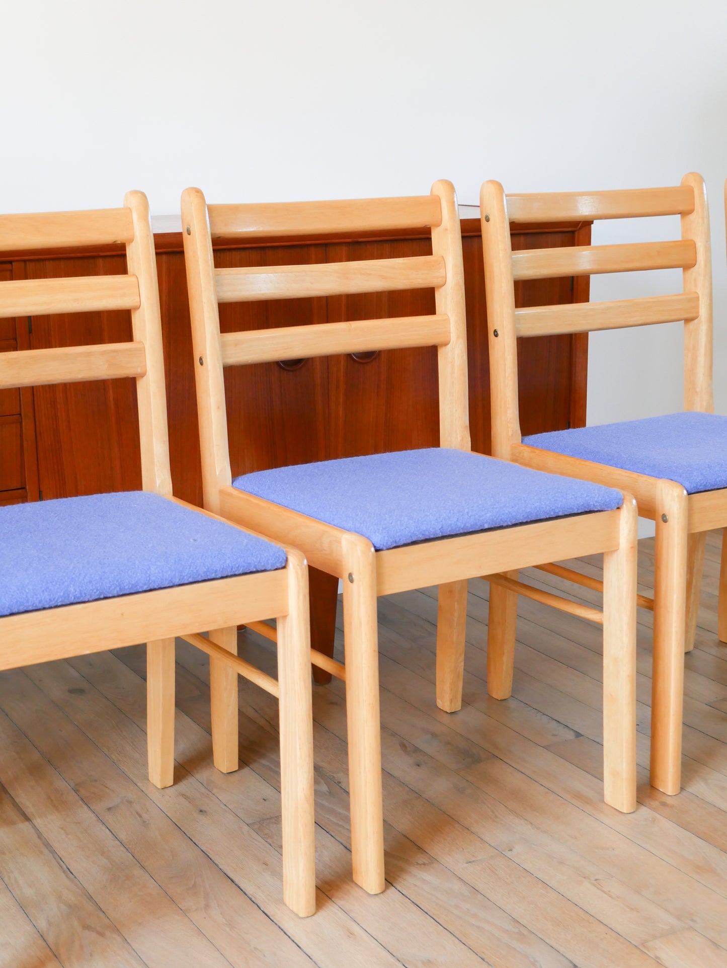Ensemble de 4 chaises en pin massif, retapissées en laine, Bleu Océan, 1980