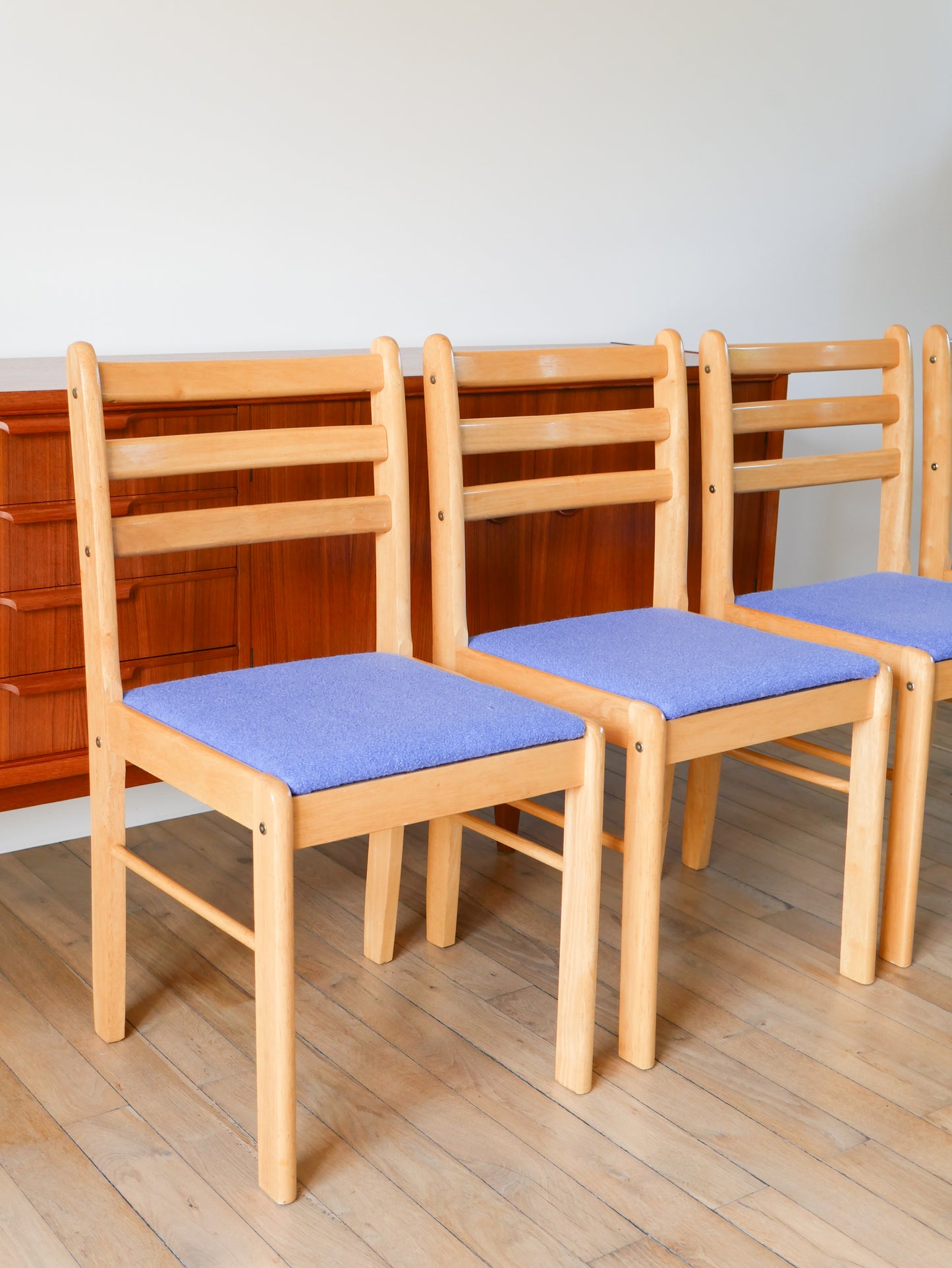 Ensemble de 4 chaises en pin massif, retapissées en laine, Bleu Océan, 1980